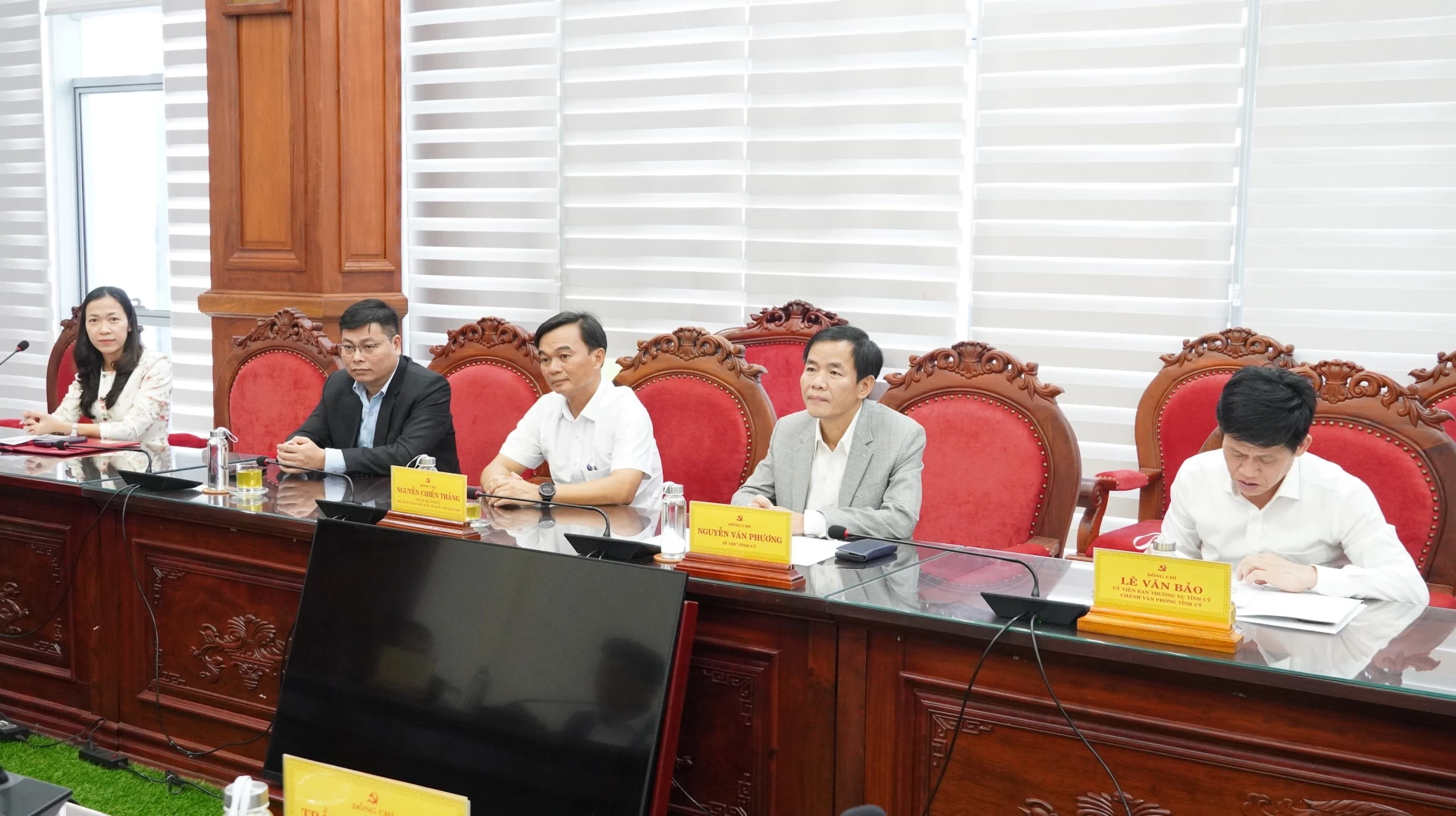 Đại biểu tham dự buổi lễ - Ảnh: QV