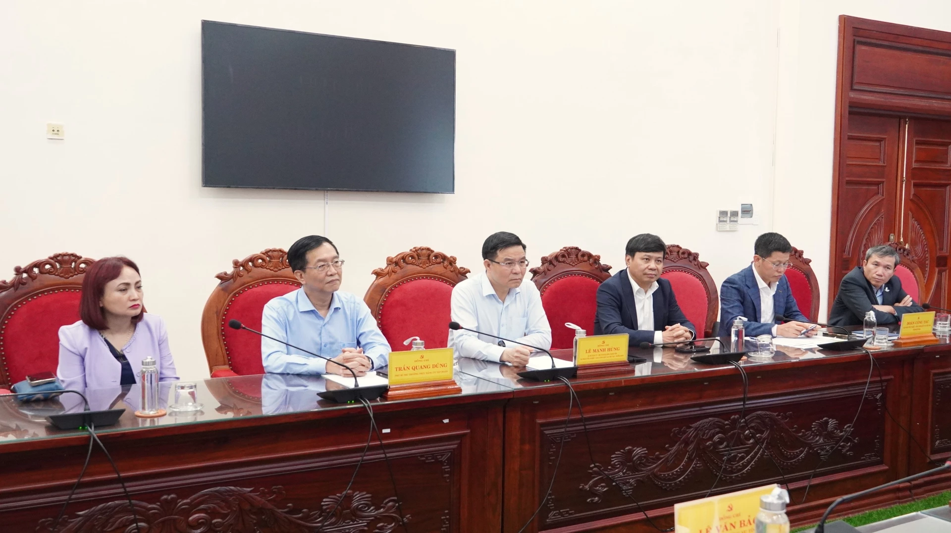 Đại biểu tham dự buổi lễ - Ảnh: QV