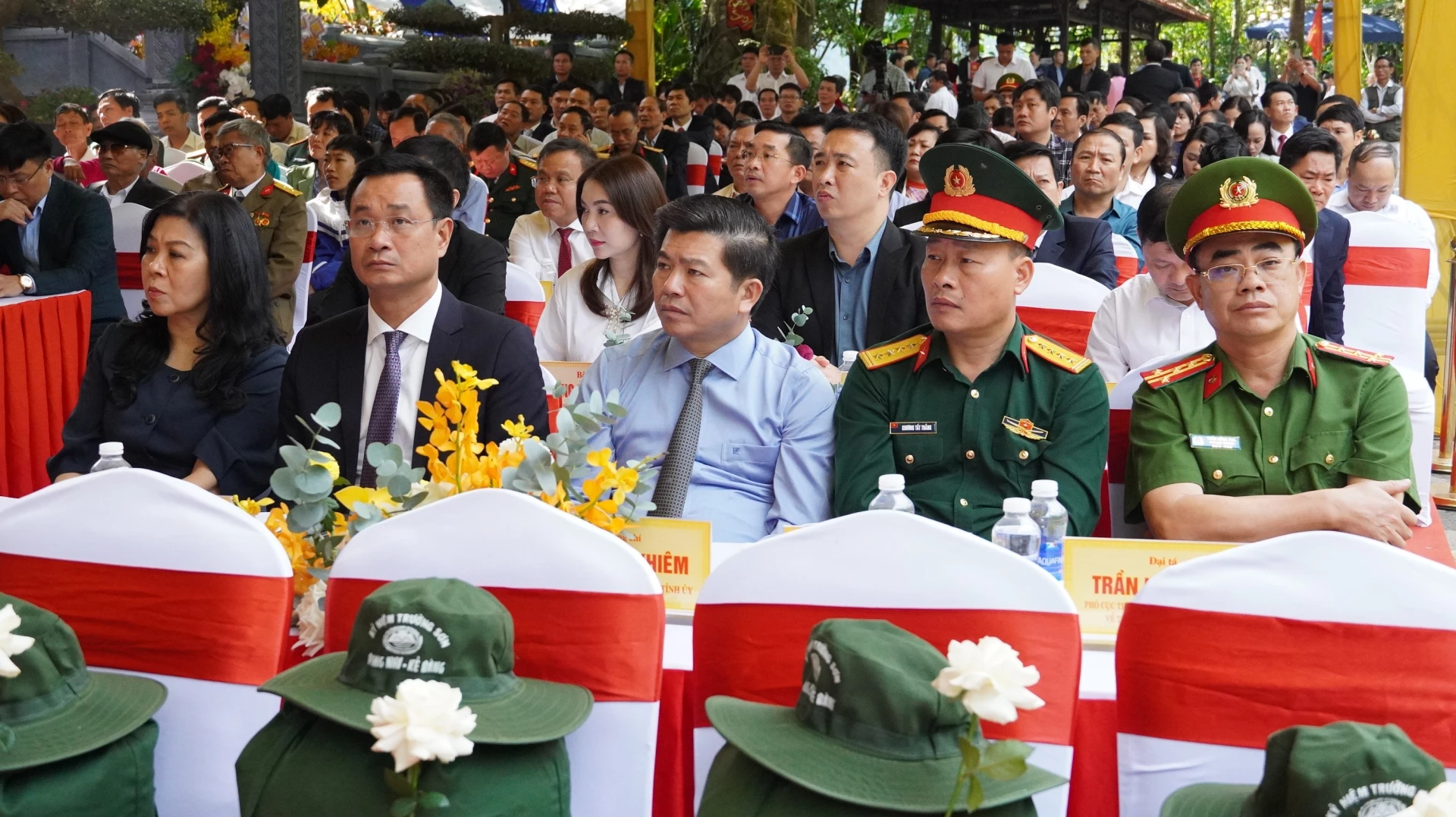 Đại biểu tham dự buổi lễ - Ảnh: QV