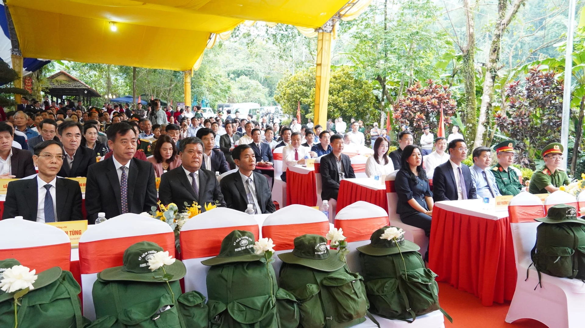 Đại biểu tham dự buổi lễ - Ảnh: QV