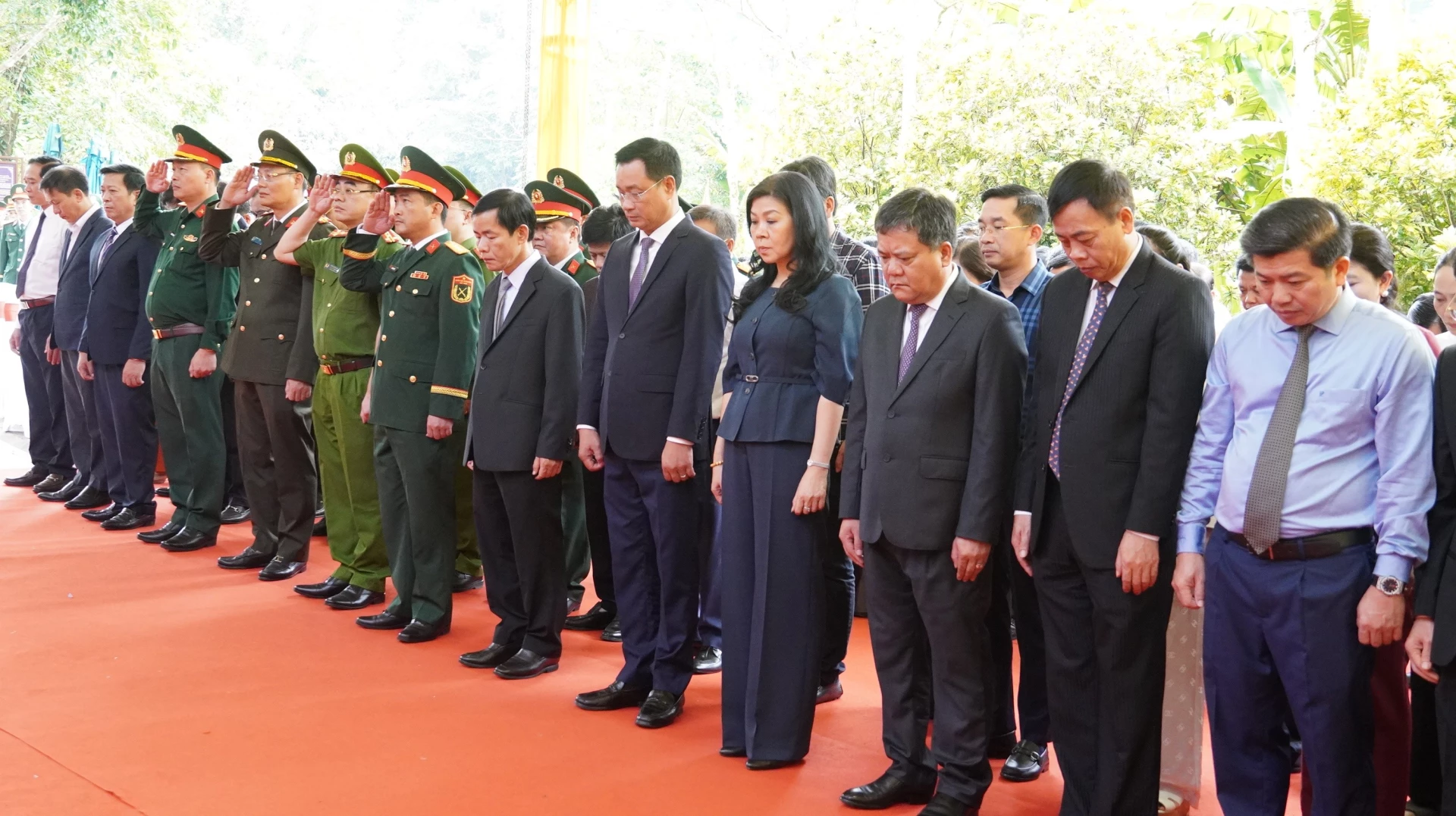 Các đại biểu tưởng nhớ các AHLS - Ảnh: QV