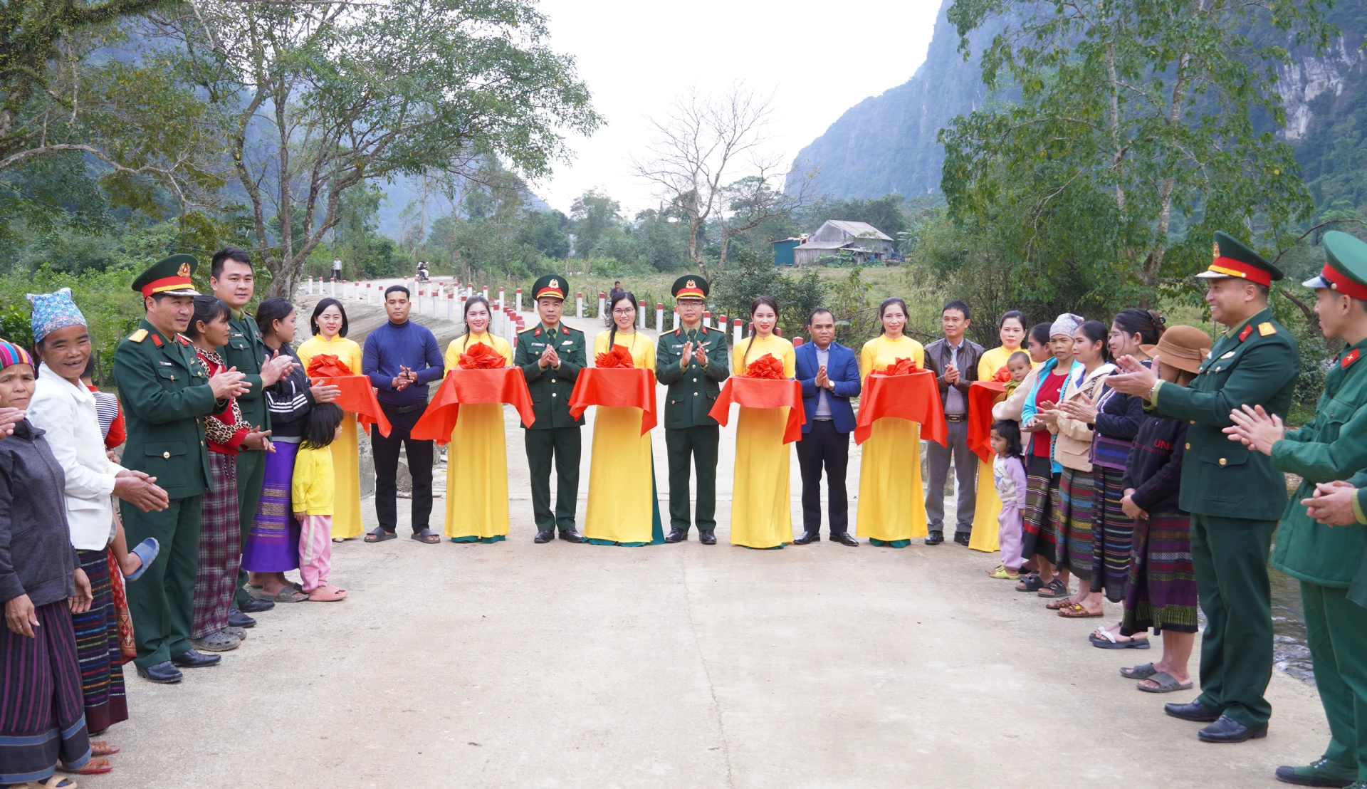 Cắt băng khánh thành công trình cầu tràn kiên hợp bản Khe Sung, với tổng mức đầu tư hơn 4 tỷ đồng - Ảnh: N.H