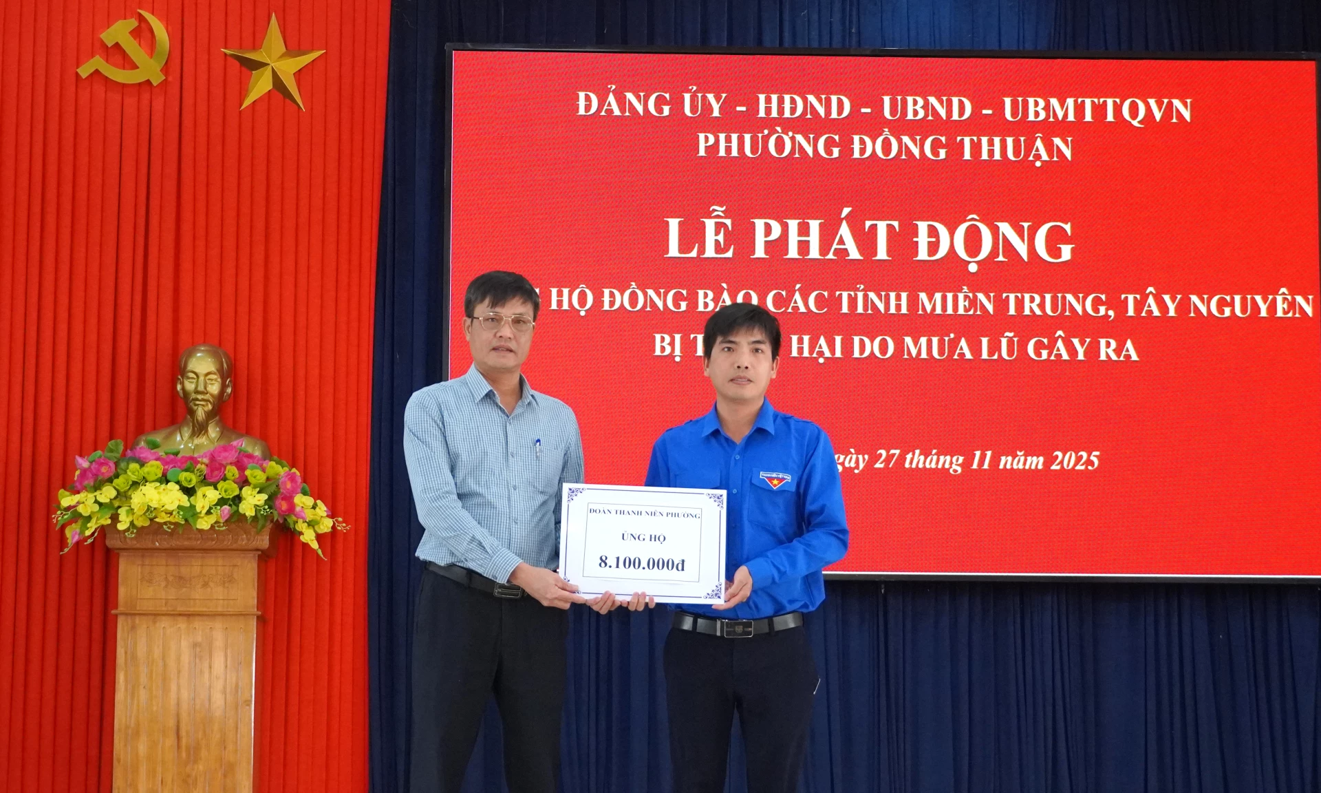 Đại diện các cơ quan, đơn vị trao kinh phí ủng hộ đồng bào khắc phục hậu quả mưa lũ. Ảnh: H.Tr.