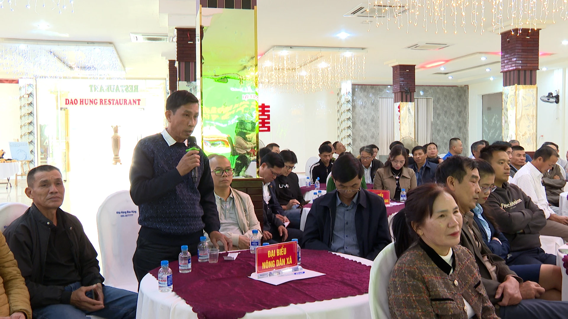 Người dân chia sẻ những khó khăn, vướng mắc đang gặp phải trong quá trình sản xuất kinh doanh - Ảnh Phước Đạt