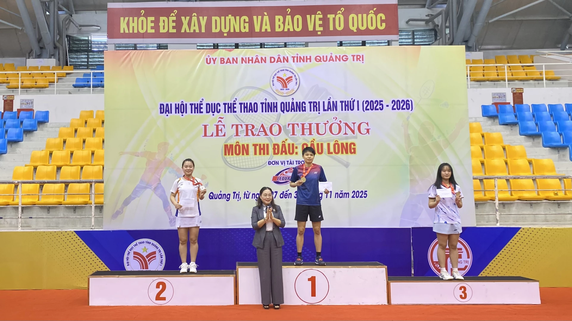 Ban tổ chức trao giải nội dung đơn nữ - Ảnh; MT