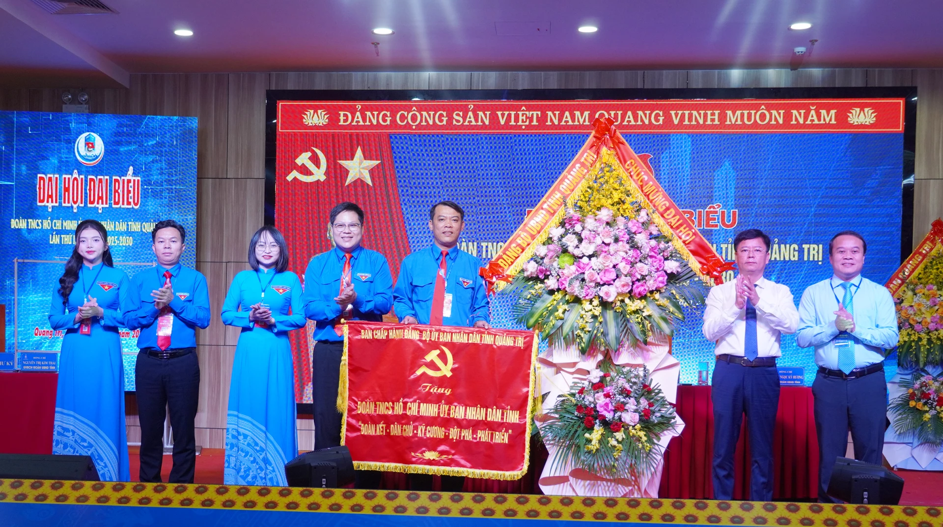 Ban Thường vụ Đảng ủy UBND tỉnh tặng hoa chúc mừng đại hội. Ảnh: X.P