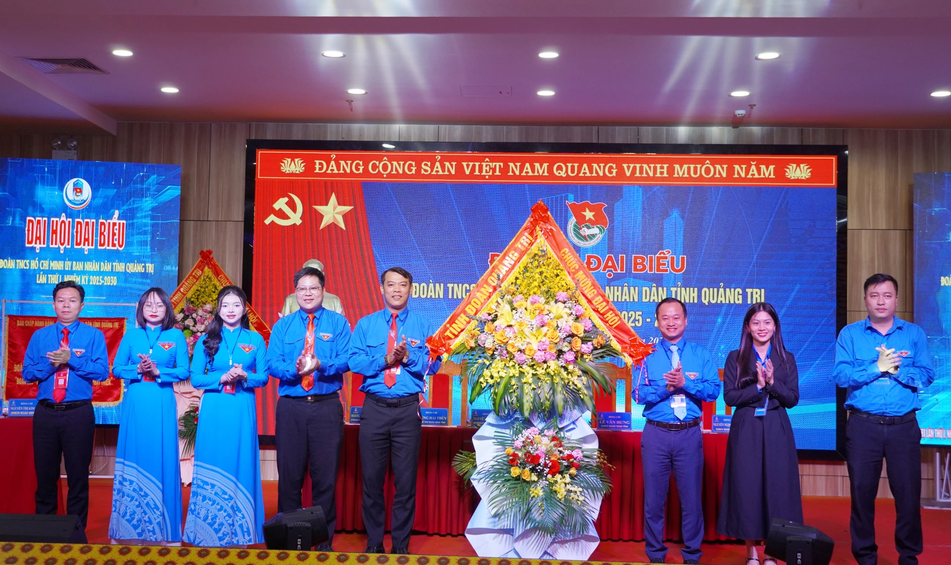 Ban thường vụ Tỉnh đoàn Quảng Trị tặng hoa chúc mừng đại hội.
Ảnh: X.P