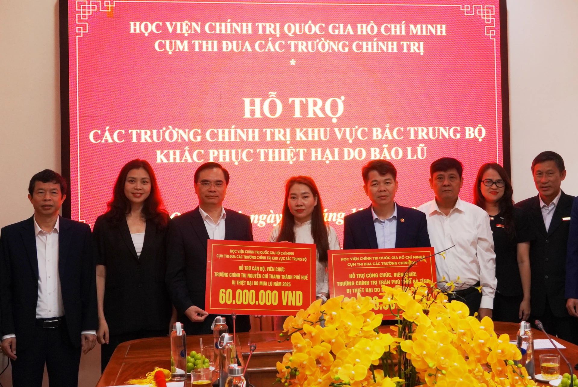 Trao hỗ trợ cho công chức, viên chức Trường Chính trị Trần Phú (tỉnh Hà Tĩnh) và Trường Chính trị Nguyễn Chí Thanh (TP.Huế) bị thiệt hại do mưa lũ năm 2025 - Ảnh: N.H