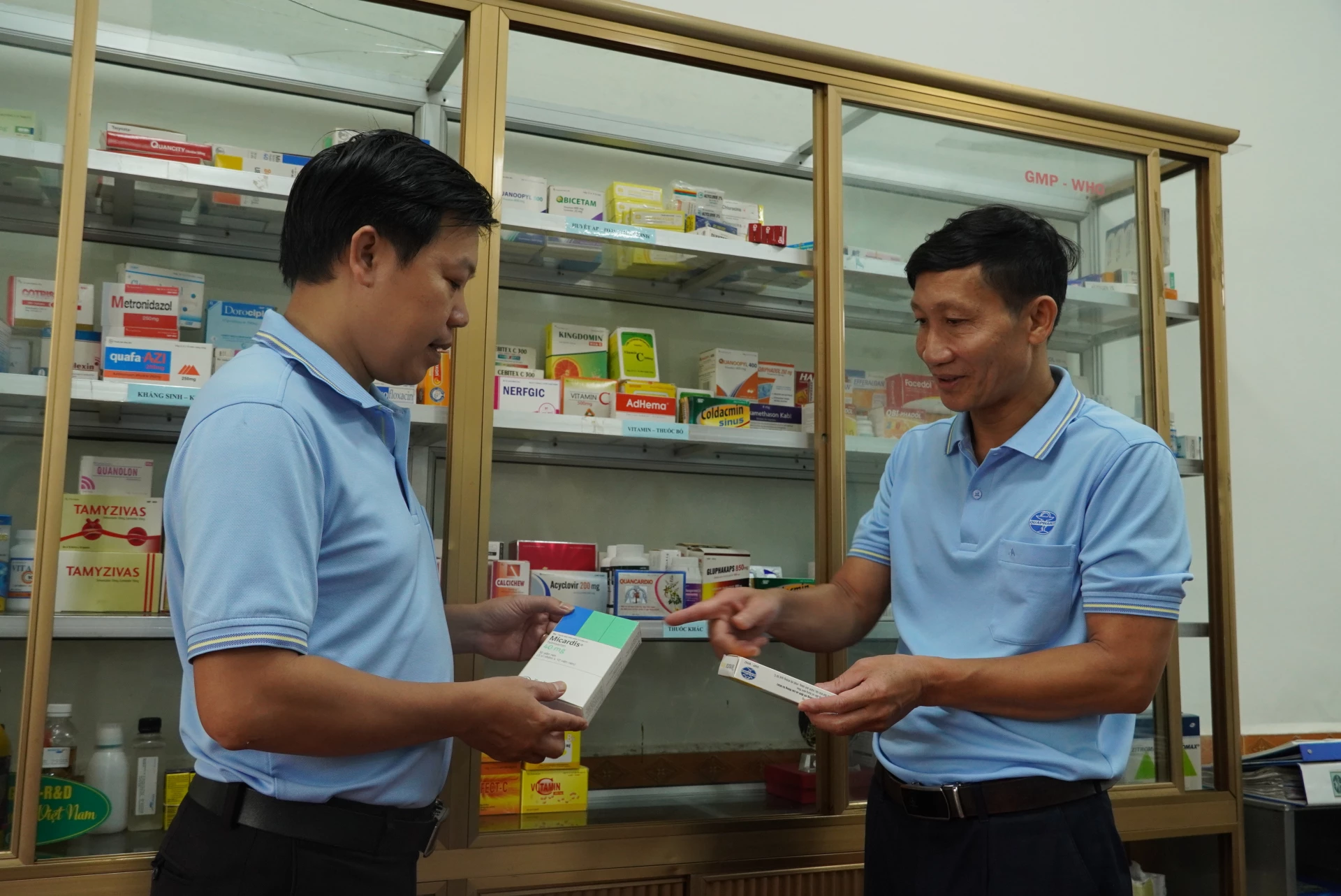 Dược sĩ Phạm Thanh Hương (bên phải) là người truyền cảm hứng, khơi dậy đam mê nghiên cứu khoa học, kỹ thuật cho đồng nghiệp - Ảnh: H.L