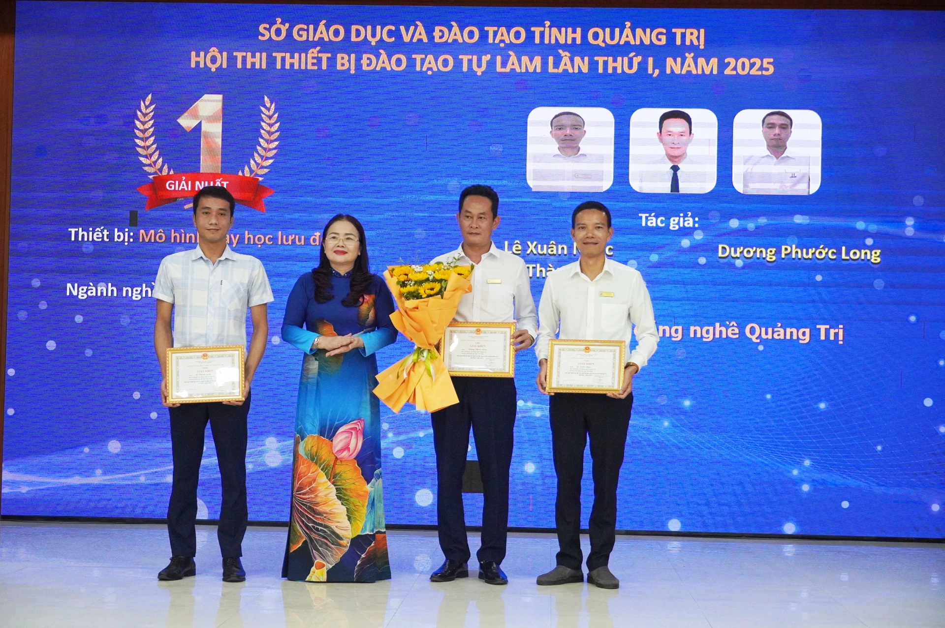 Ban Tổ chức trao thưởng cho các đơn vị đoạt giải cao tại hội thi      - Ảnh: Nh.V