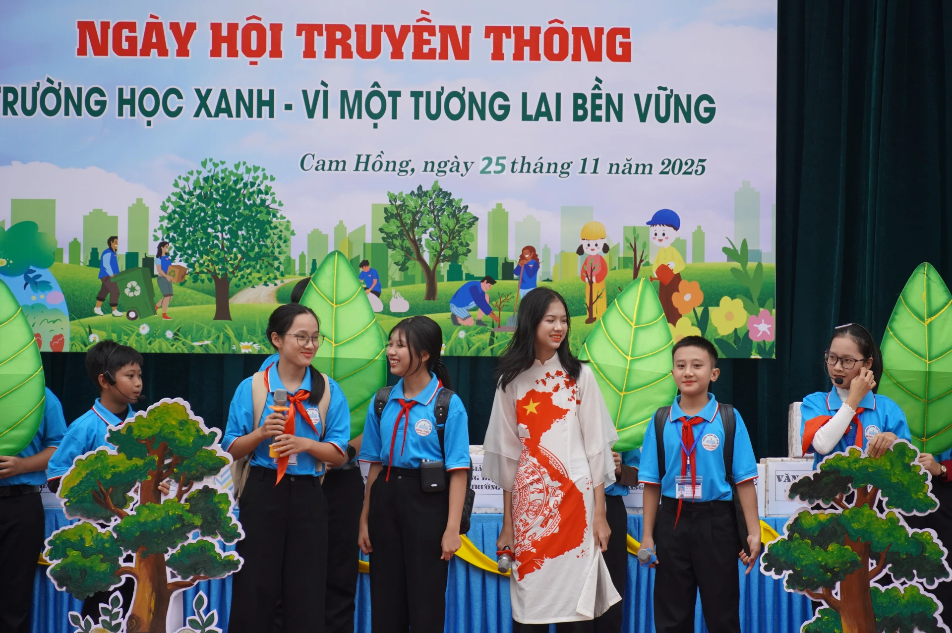 Bằng hình thức sân khấu hóa, học sinh chuyển tải nhiều thông điệp về bảo vệ môi trường
