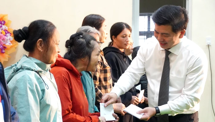 Đồng chí Phó Bí thư Thường trực Tỉnh ủy Trần Vũ Khiêm tham dự Ngày hội Đại đoàn kết toàn dân tộc