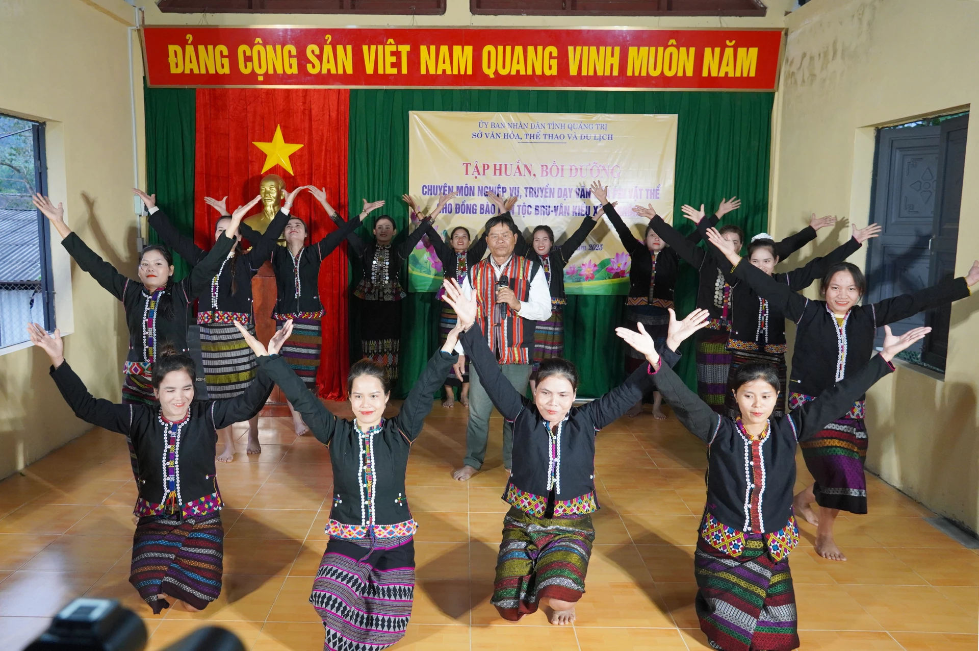 Lãnh đạo Sở Văn hóa, Thể thao và Du lịch trao quyết định công nhận hoàn thành lớp tập huấn cho học viên. Ảnh: X.P