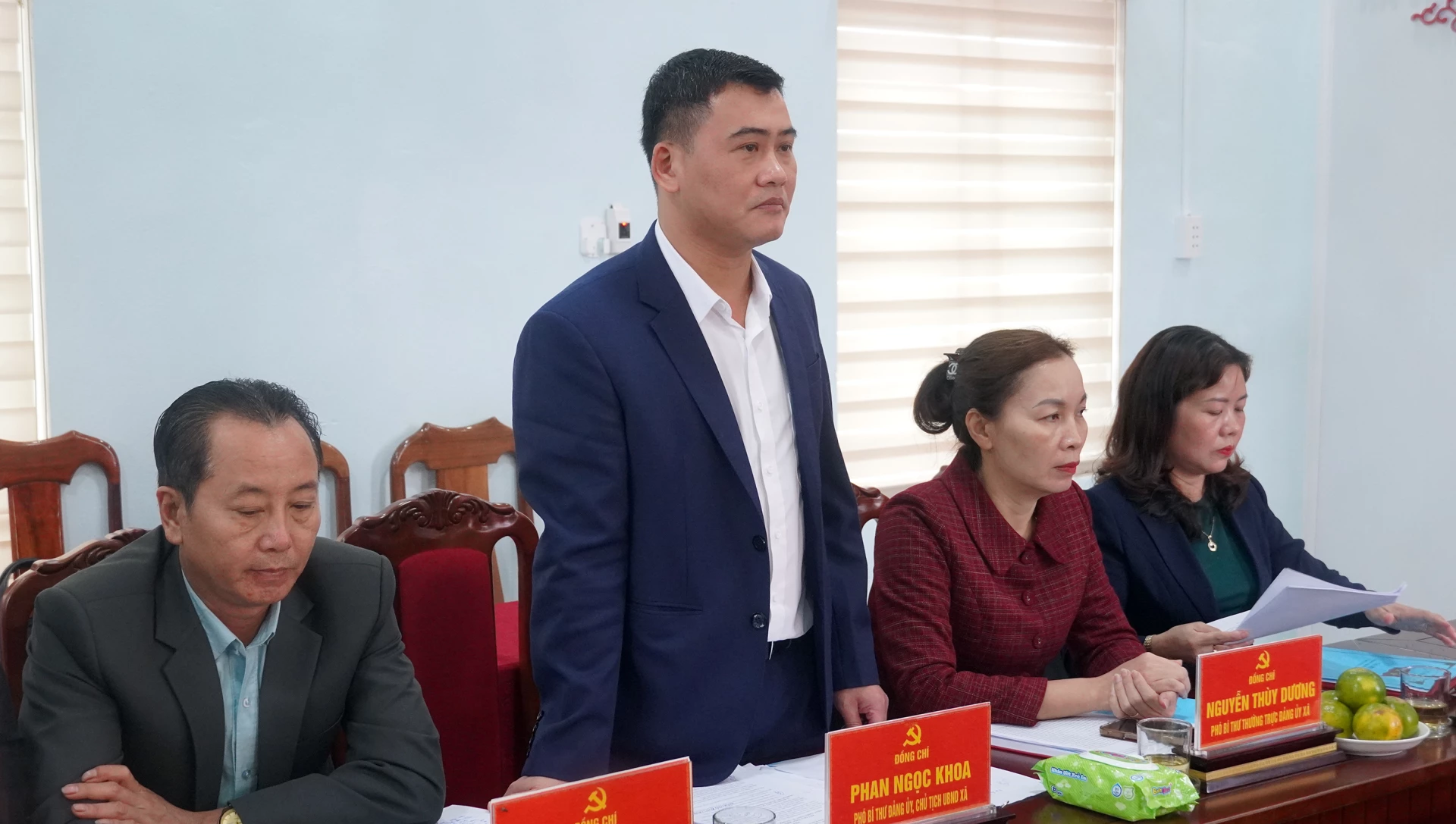 Đại diện lãnh đạo xã Vĩnh Hoàng báo cáo kết quả thực hiện nhiệm vụ của địa phương - Ảnh: N.M