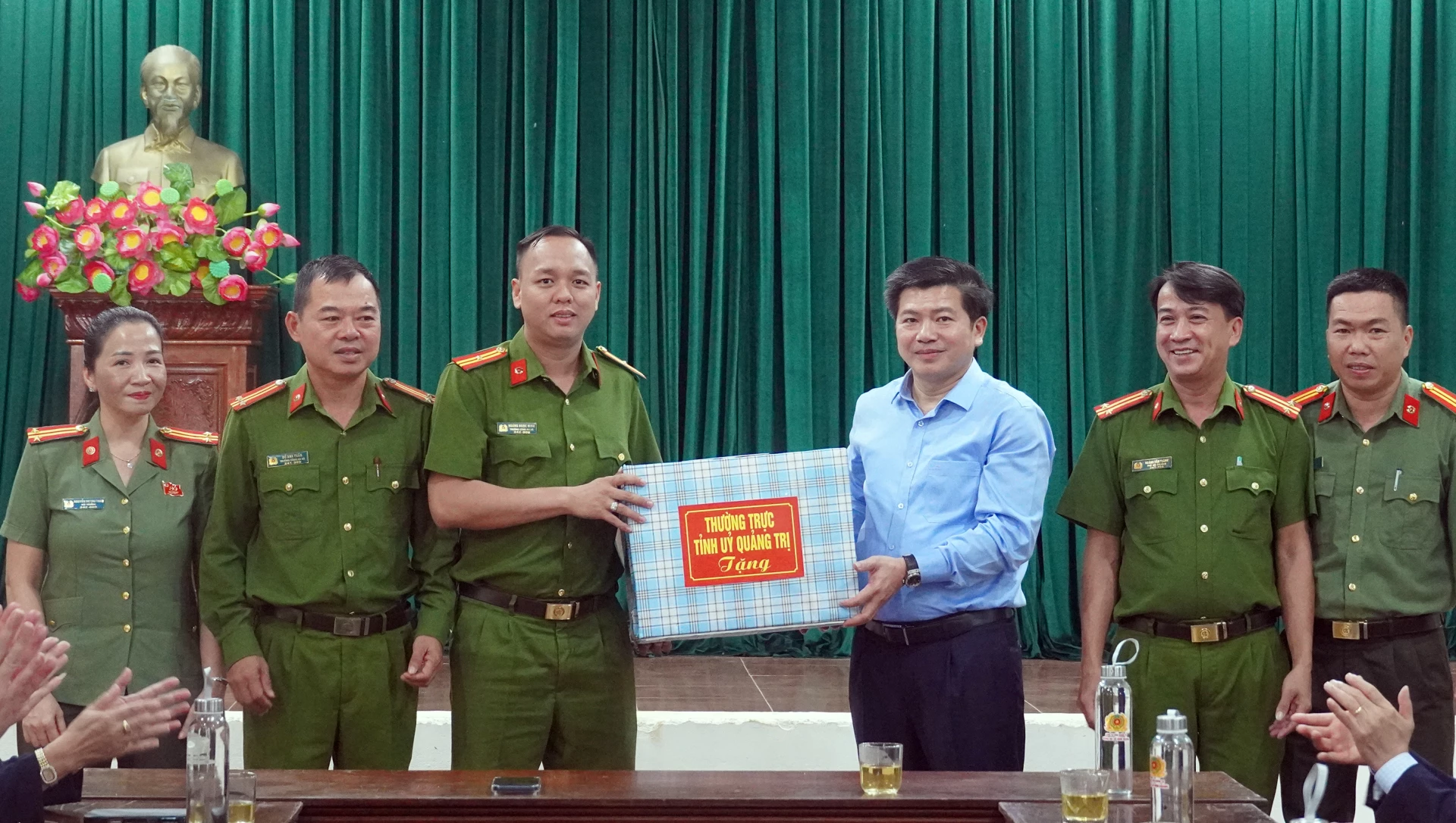 Đồng chí Phó Bí thư Thường trực Tỉnh ủy Trần Vũ Khiêm tặng quà lực lượng Công an xã Vĩnh Hoàng - Ảnh: N.M