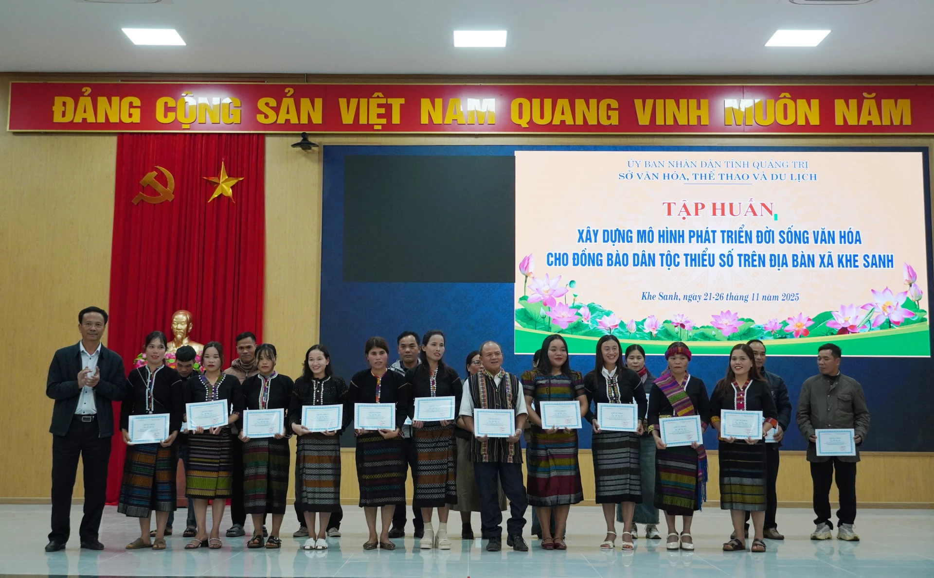 Lãnh đạo Sở Văn hóa, Thể thao và Du lịch trao quyết định công nhận hoàn thành lớp tập huấn cho học viên. Ảnh: X.P