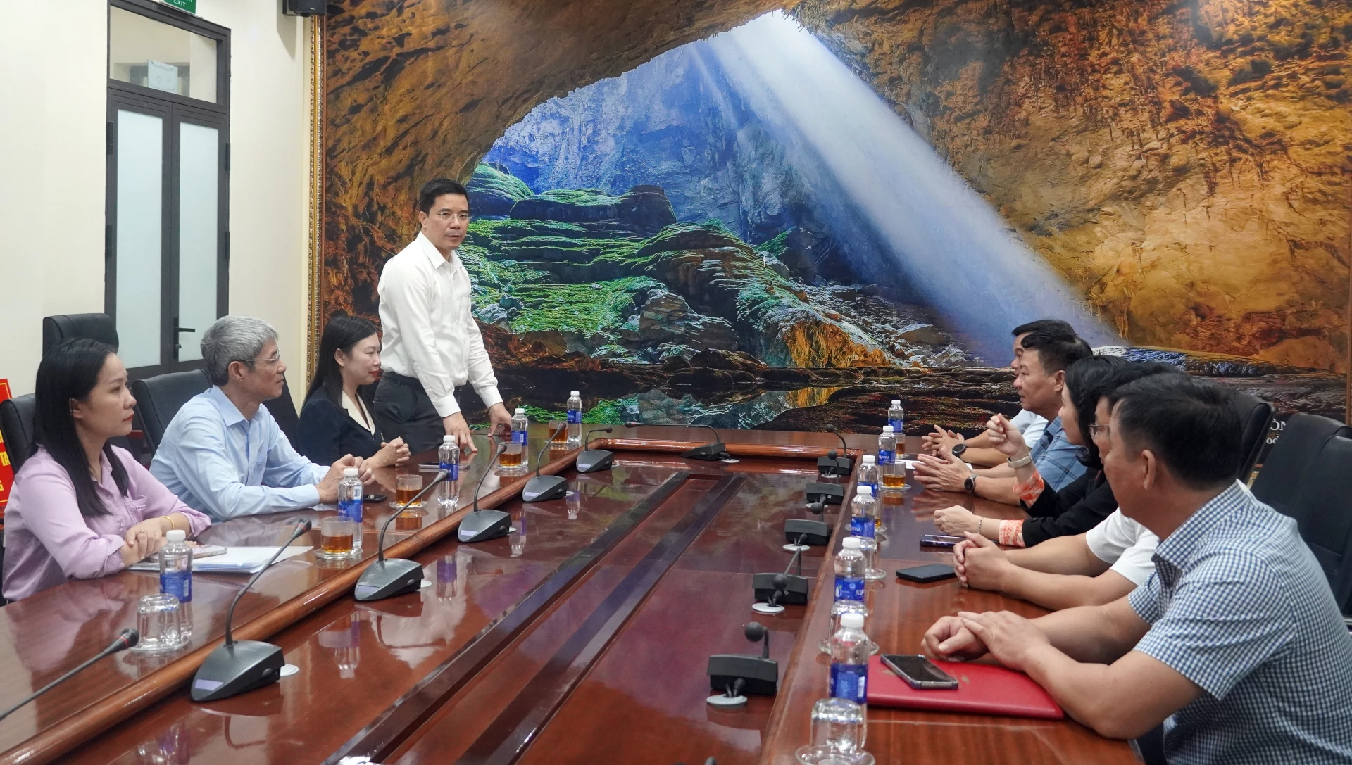 Đồng chí Đồng chí Nguyễn Hồng Phong, Phó Bí thư Thường trực Tỉnh ủy Thanh Hóa mong Nhân dân Quảng Trị sớm khắc phục hậu quả thiên tai, vươn lên trong lao động, sản xuất - Ảnh: N.M