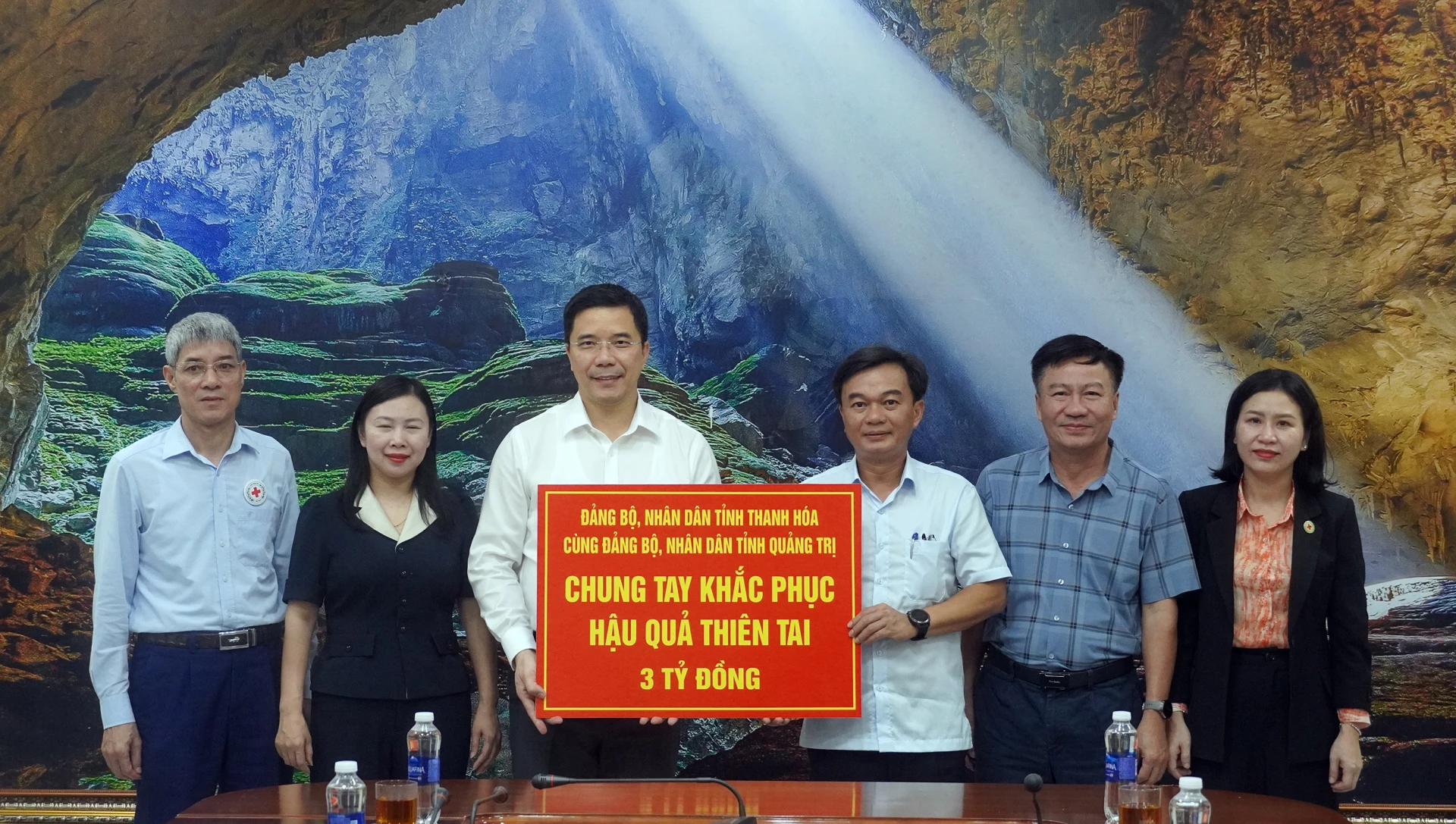 Đồng chí Nguyễn Hồng Phong, Phó Bí thư Thường trực Tỉnh ủy Thanh Hóa trao quà 3 tỷ đồng hỗ trợ tỉnh Quảng Trị khắc phục hậu quả thiên tai - Ảnh: N.M