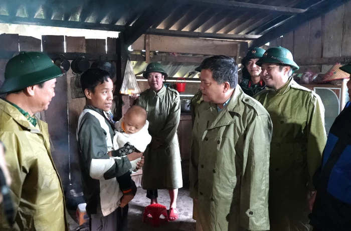 Đồng chí Chủ tịch UBND tỉnh kiểm tra, thăm hỏi, động viên đồng bào Rục bị chia cắt do mưa lũ