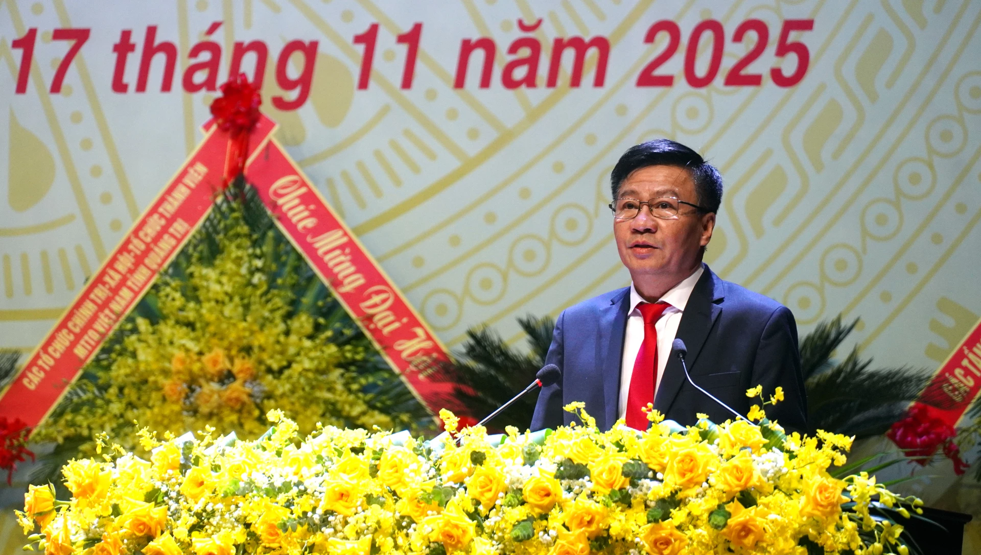 Đồng chí Đào Mạnh Hùng, Ủy viên Ban Thường vụ Tỉnh ủy, Phó Chủ tịch Thường trực Ủy ban MTTQ Việt Nam tỉnh chủ trì hiệp thương cử Đoàn Chủ tịch và Đoàn Thư ký Đại hội - Ảnh: N.M