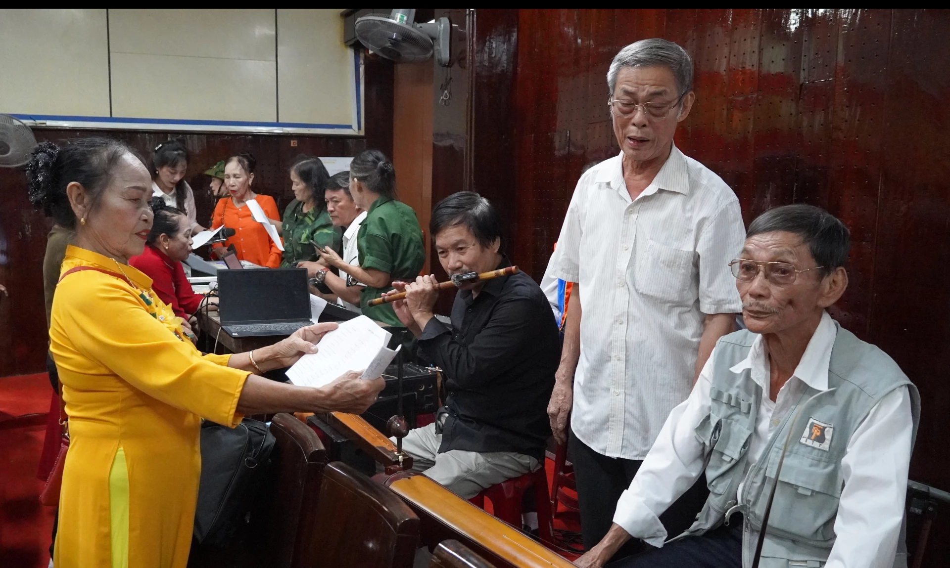 Các nghệ nhân say mê tập luyện để chuẩn bị cho tiết mục biểu diễn tại một chương trình giao lưu các câu lạc bộ- Ảnh: M.N