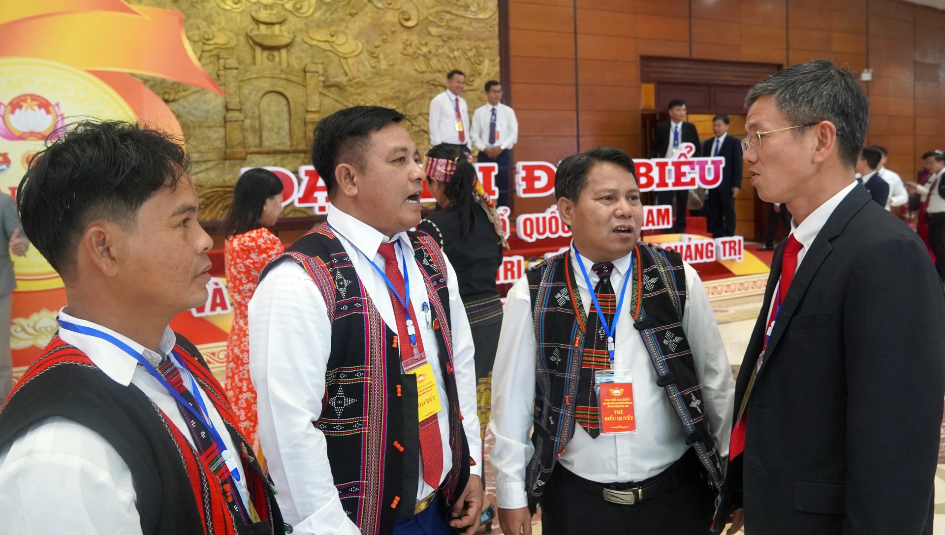 Đại biểu trao đổi bên lề Đại hội - Ảnh: N.M