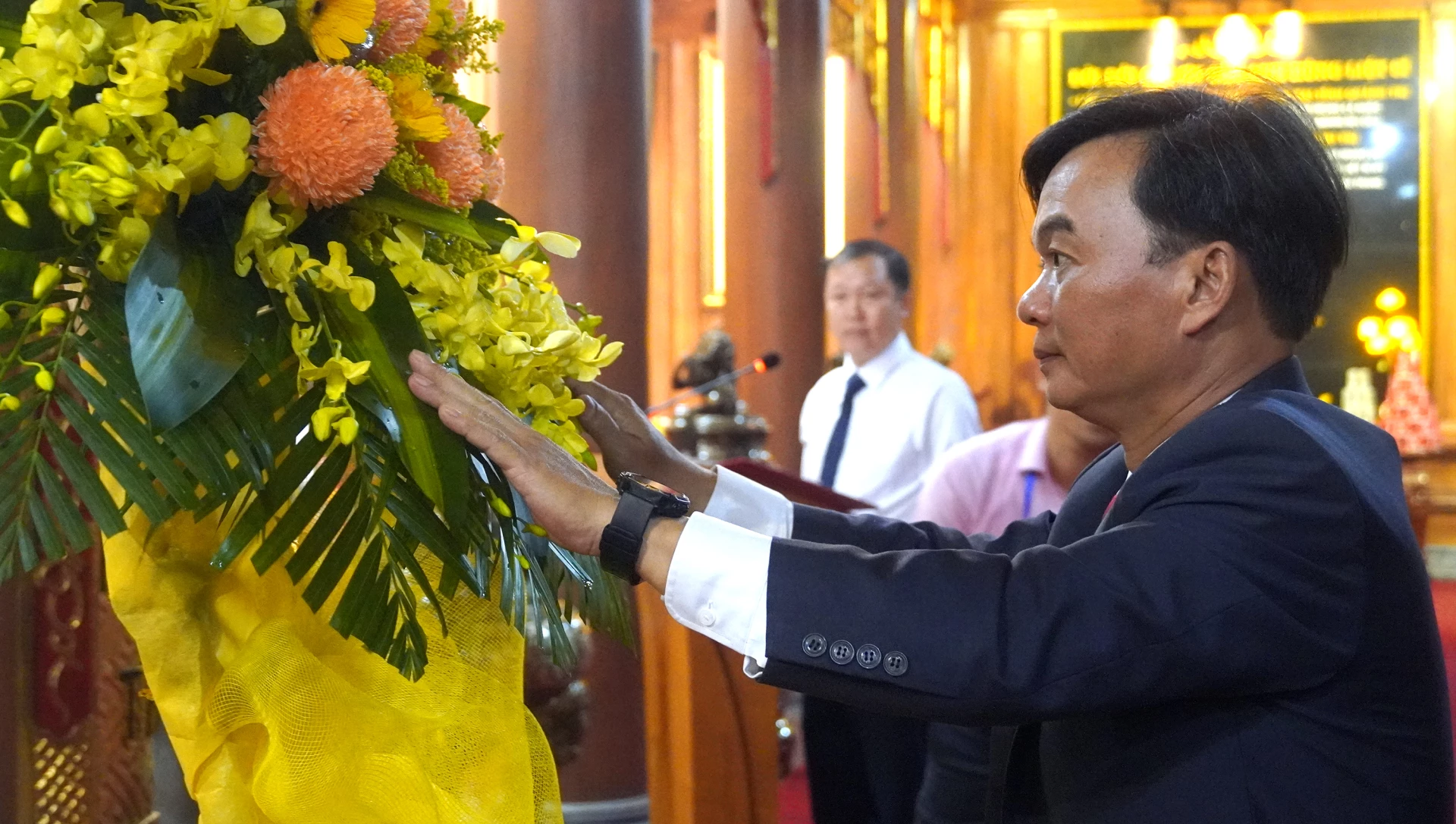 Đồng chí Nguyễn Chiến Thắng, Phó Bí thư Tỉnh ủy, Chủ tịch Ủy ban MTTQ Việt Nam tỉnh dâng hoa, dâng hương viếng Bác Hồ và các Anh hùng, liệt sĩ - Ảnh: N.M