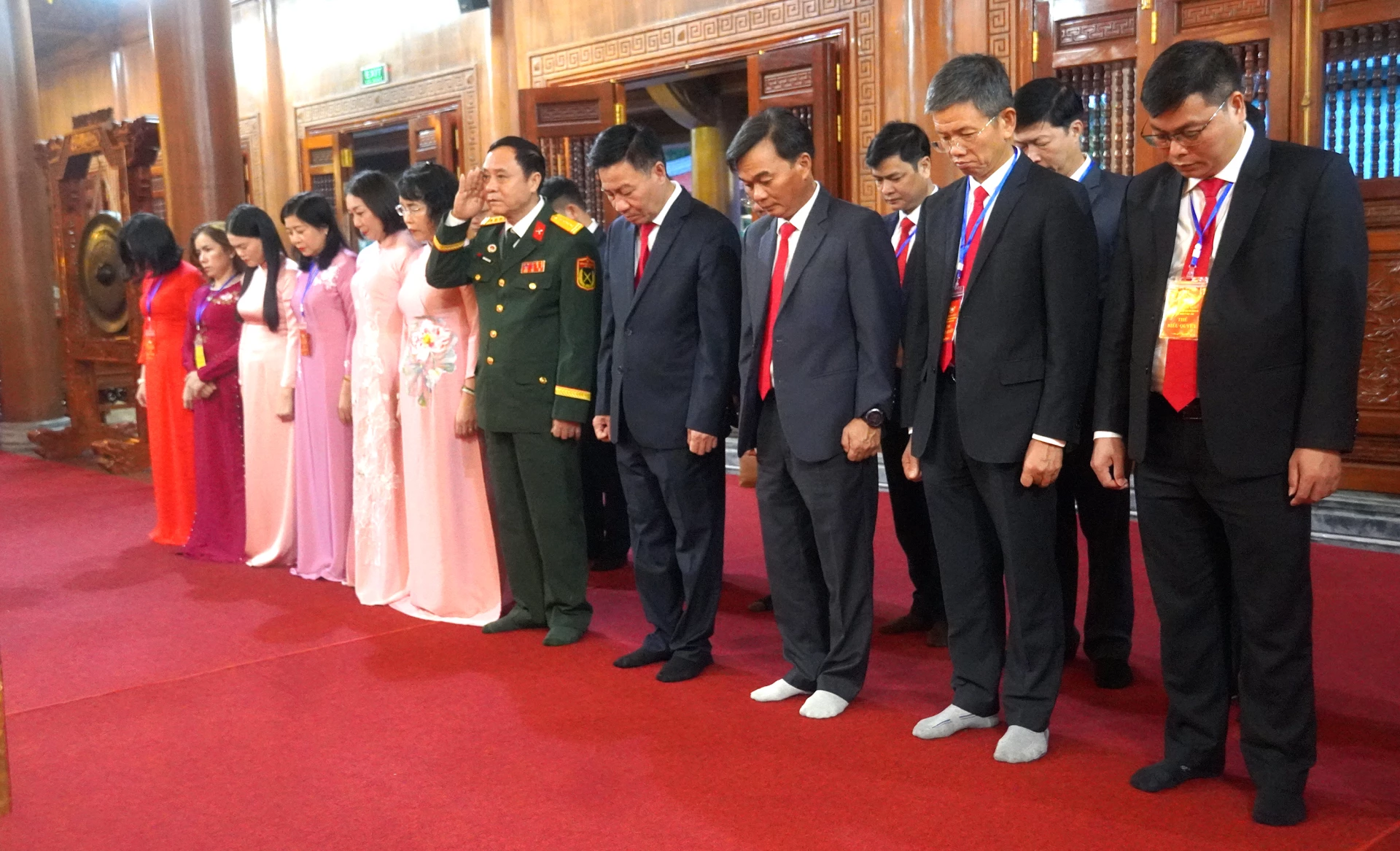 Đoàn đại biểu tưởng nhớ Chủ tịch Hồ Chí Minh và các Anh hùng, liệt sĩ - Ảnh: N.M