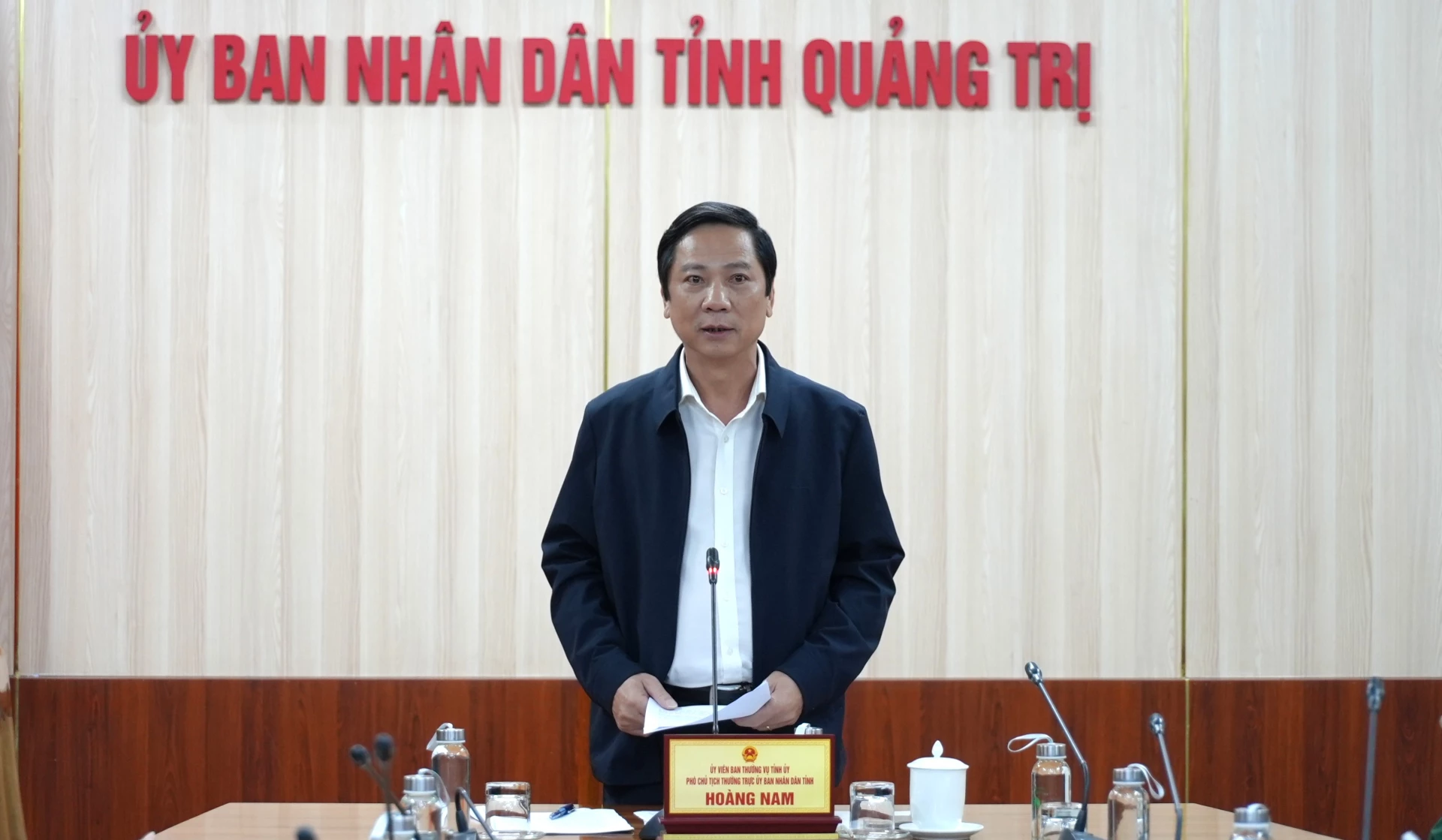 Phó Chủ tịch Thường trực UBND tỉnh Quảng Trị báo cáo về công tác ứng phó bão số 13 - Ảnh: Trung Đức