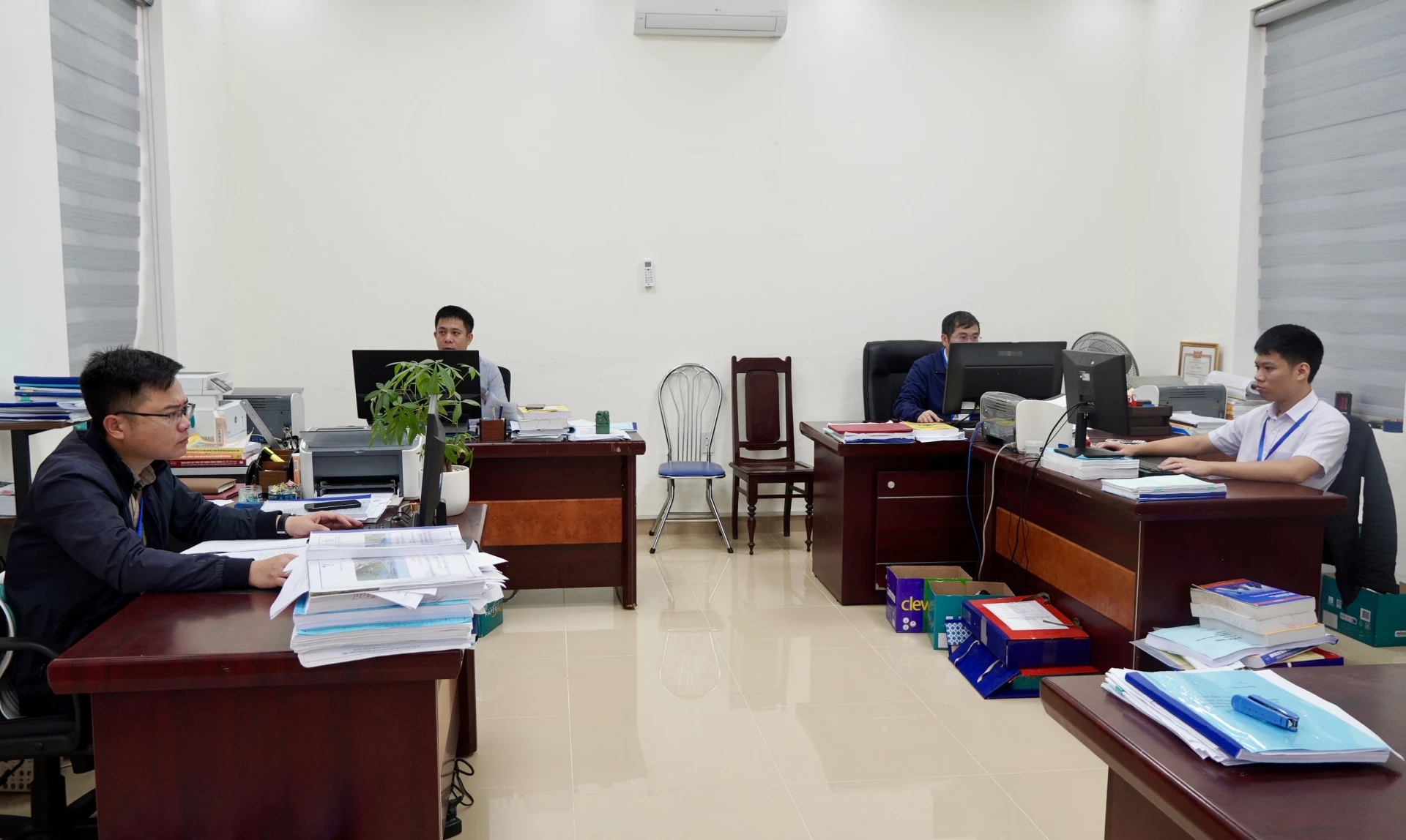 Đội ngũ cán bộ, công chức, viên chức Sở Xây dựng luôn được chú trọng nâng cao năng lực chuyên môn, cải thiện thái độ phục vụ - Ảnh: T.A