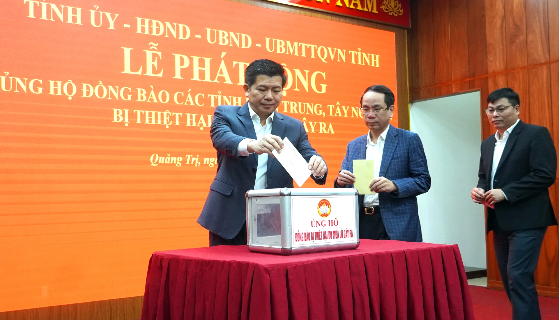 Đồng chí Trần Vũ Khiêm, Phó Bí thư Thường trực Tỉnh ủy và các đồng chí lãnh đạo tỉnh ủng hộ tại lễ phát động - Ảnh: N.M