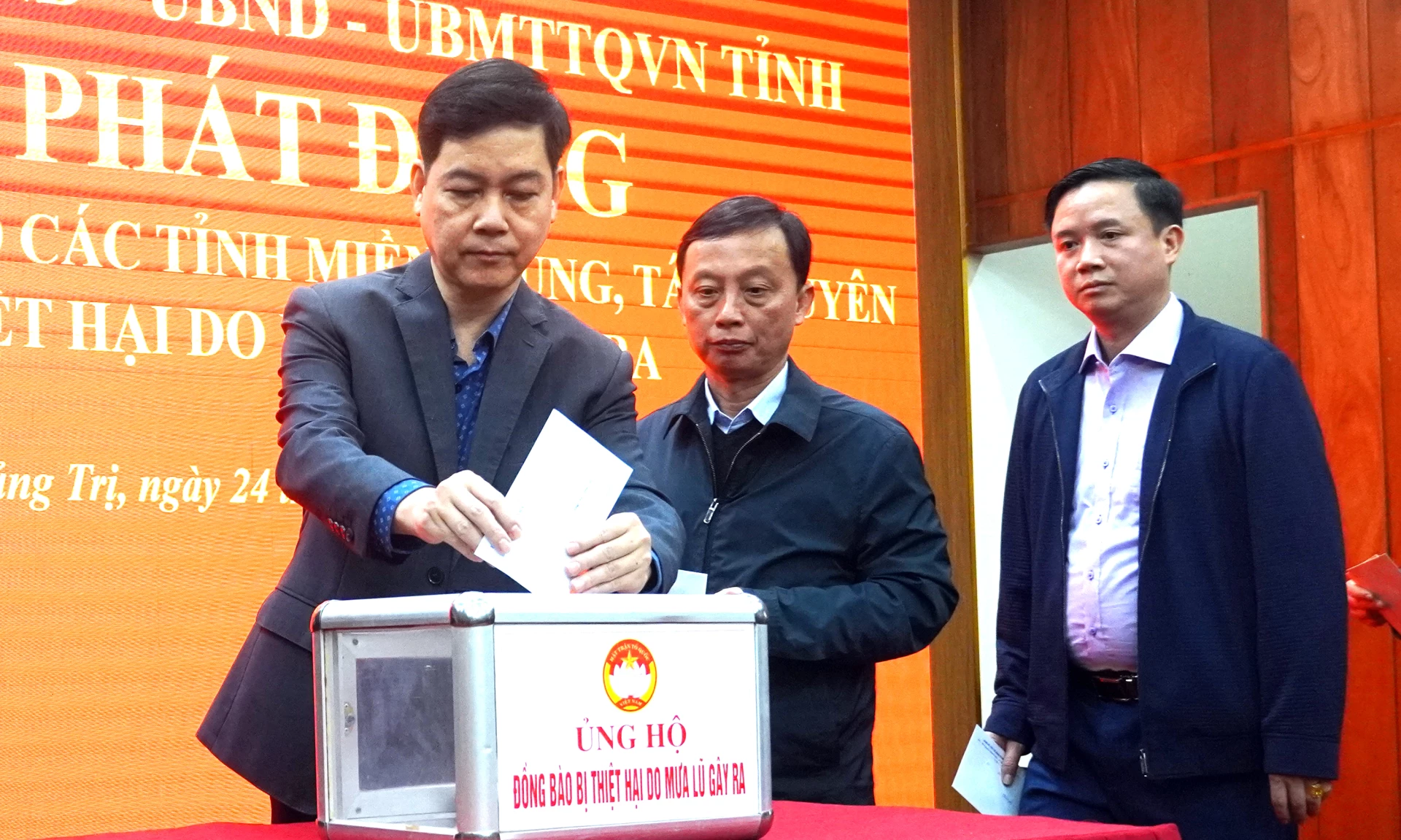 Các đại biểu hưởng ứng lời kêu gọi tại lễ phát động - Ảnh: N.M