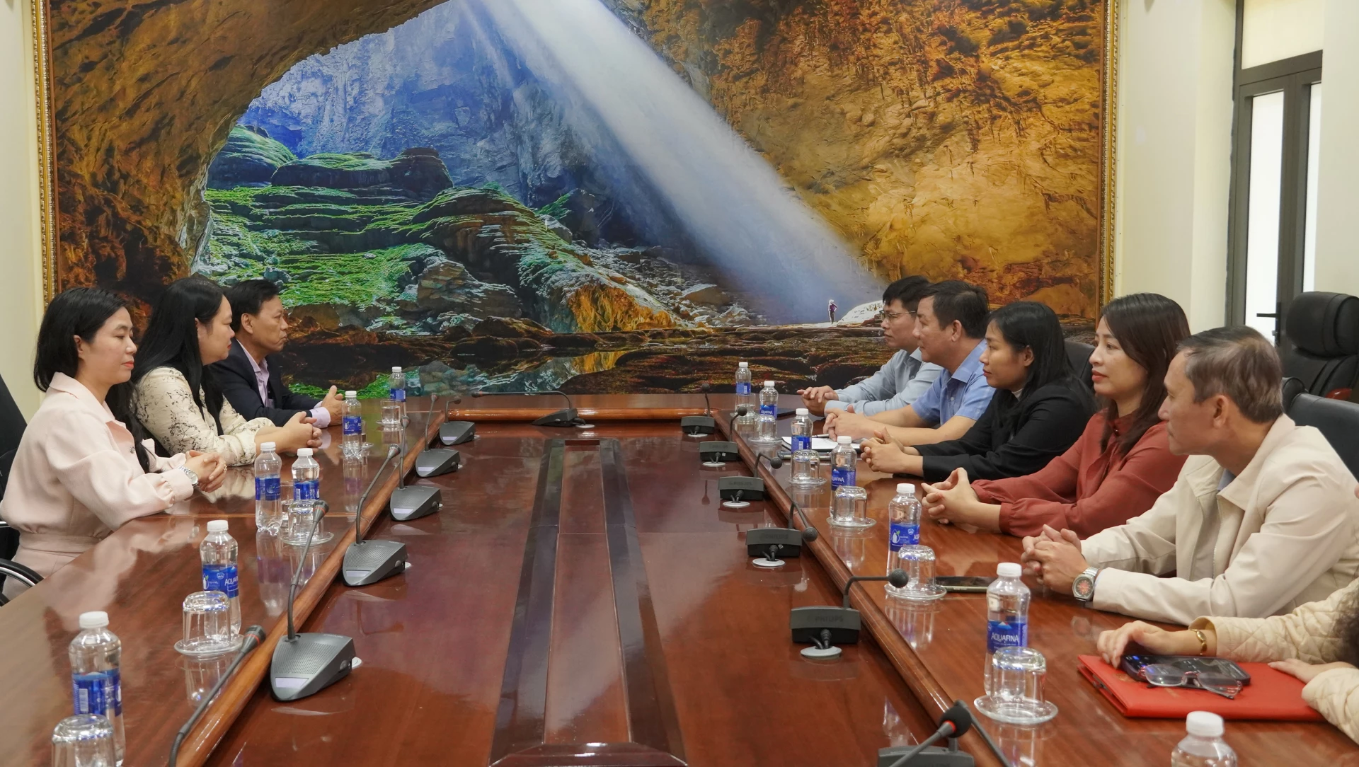 Đại diện lãnh đạo Ủy ban MTTQ Việt Nam tỉnh cảm ơn tình cảm của cán bộ, người lao động Tập đoàn Công nghiệp Cao su Việt Nam dành cho bà con bị ảnh hưởng bởi thiên tai ở Quảng Trị - Ảnh: N.H