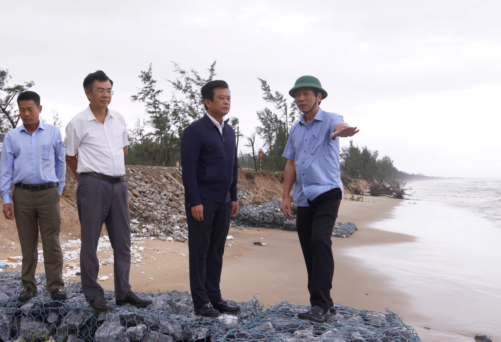 Đồng chí Phó Chủ tịch Thường trực UBND tỉnh Hoàng Nam kiểm tra tình hình sạt lở bờ biển tại tuyến kè biển Quảng Phúc (phường Bắc Gianh).