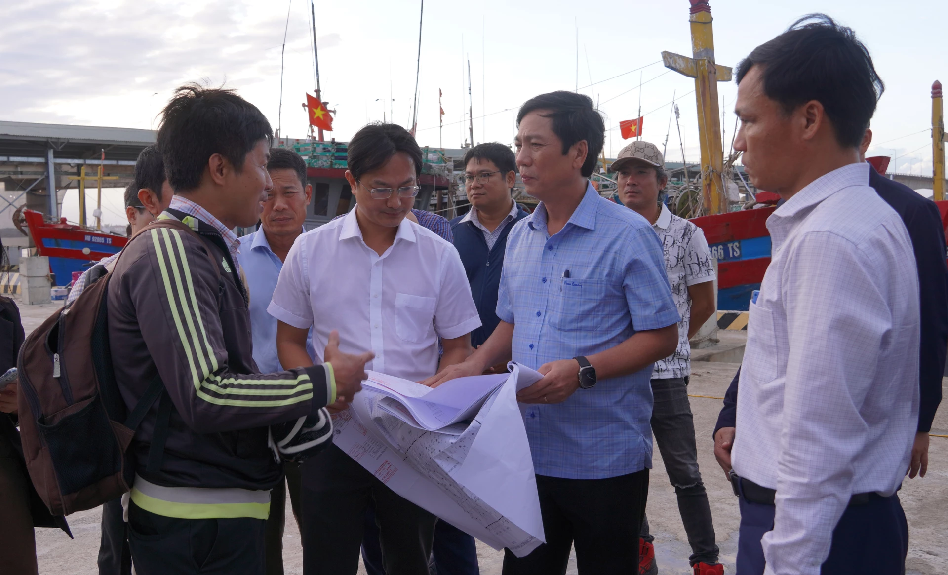 Đồng chí Phó Chủ tịch Thường trực UBND tỉnh Hoàng Nam nghe báo cáo tình hình thực hiện Dự án phục hồi, tái tạo hệ sinh thái thuỷ sinh và nguồn lợi thủy sản tại tỉnh Quảng Trị tại xã Nam Cửa Việt - Ảnh: N.H