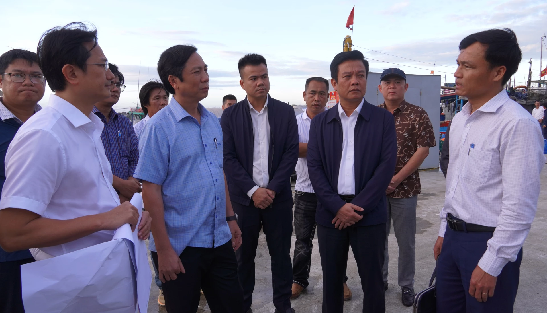 Đồng chí Phó Chủ tịch Thường trực UBND tỉnh Hoàng Nam nghe báo cáo tình hình thực hiện Dự án phục hồi, tái tạo hệ sinh thái thuỷ sinh và nguồn lợi thủy sản tại tỉnh Quảng Trị ở xã Nam Cửa Việt - Ảnh: N.H