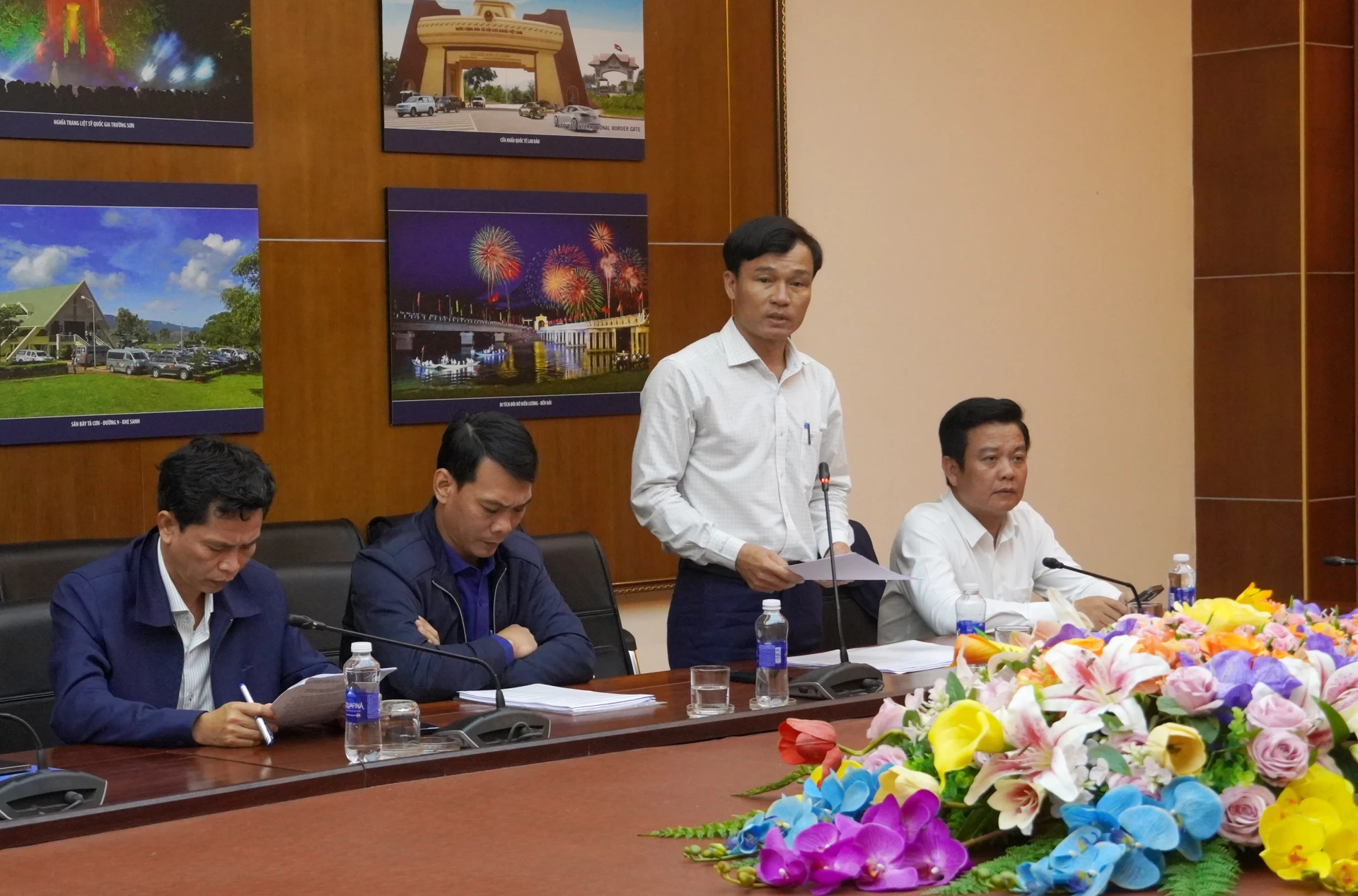 Đại diện lãnh đạo Sở Nông nghiệp và Môi trường báo cáo về tình hình thực hiện các dự án lĩnh vực nông nghiệp - Ảnh: N.H