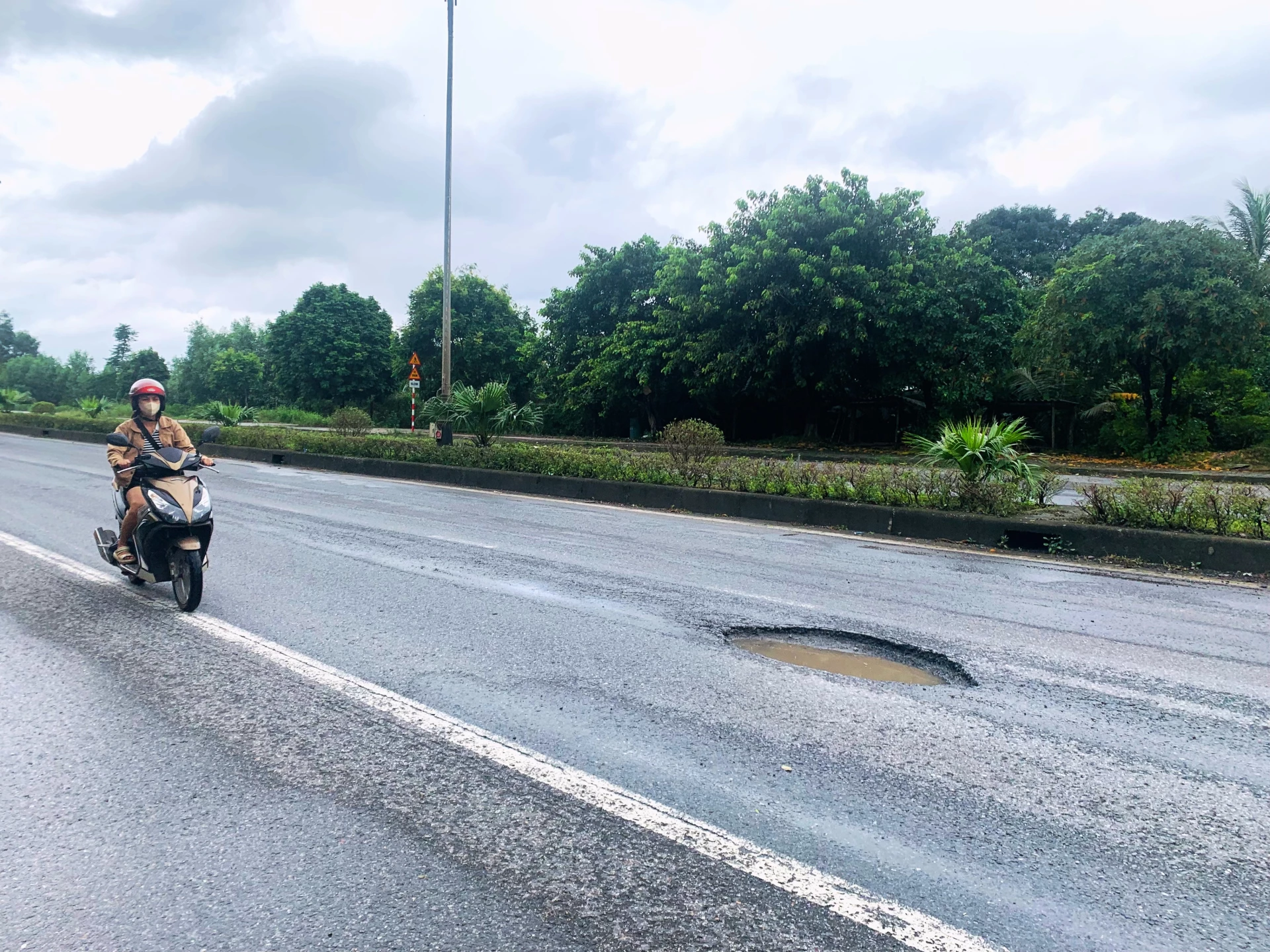 Hố sâu ghi nhận đoạn qua khu phố An Đôn, phường Quảng Trị - Ảnh: ĐV