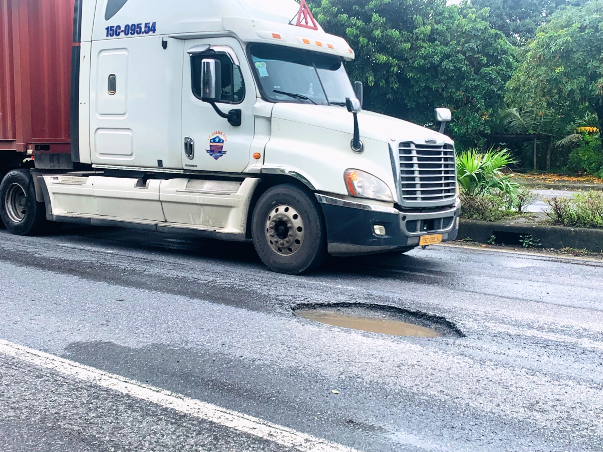 Hố sâu ghi nhận đoạn qua khu phố An Đôn, phường Quảng Trị - Ảnh: ĐV