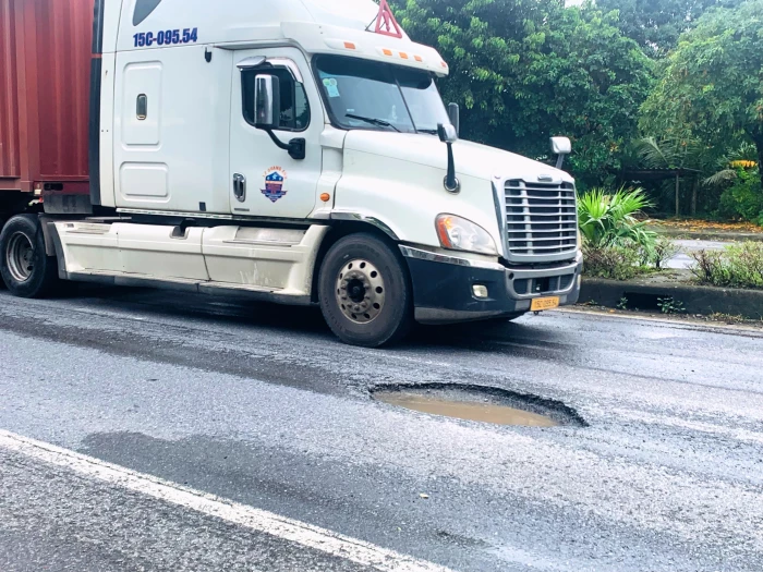 Hàng loạt “ổ trâu”, “ổ gà” nguy hiểm xuất hiện trên Quốc lộ 1