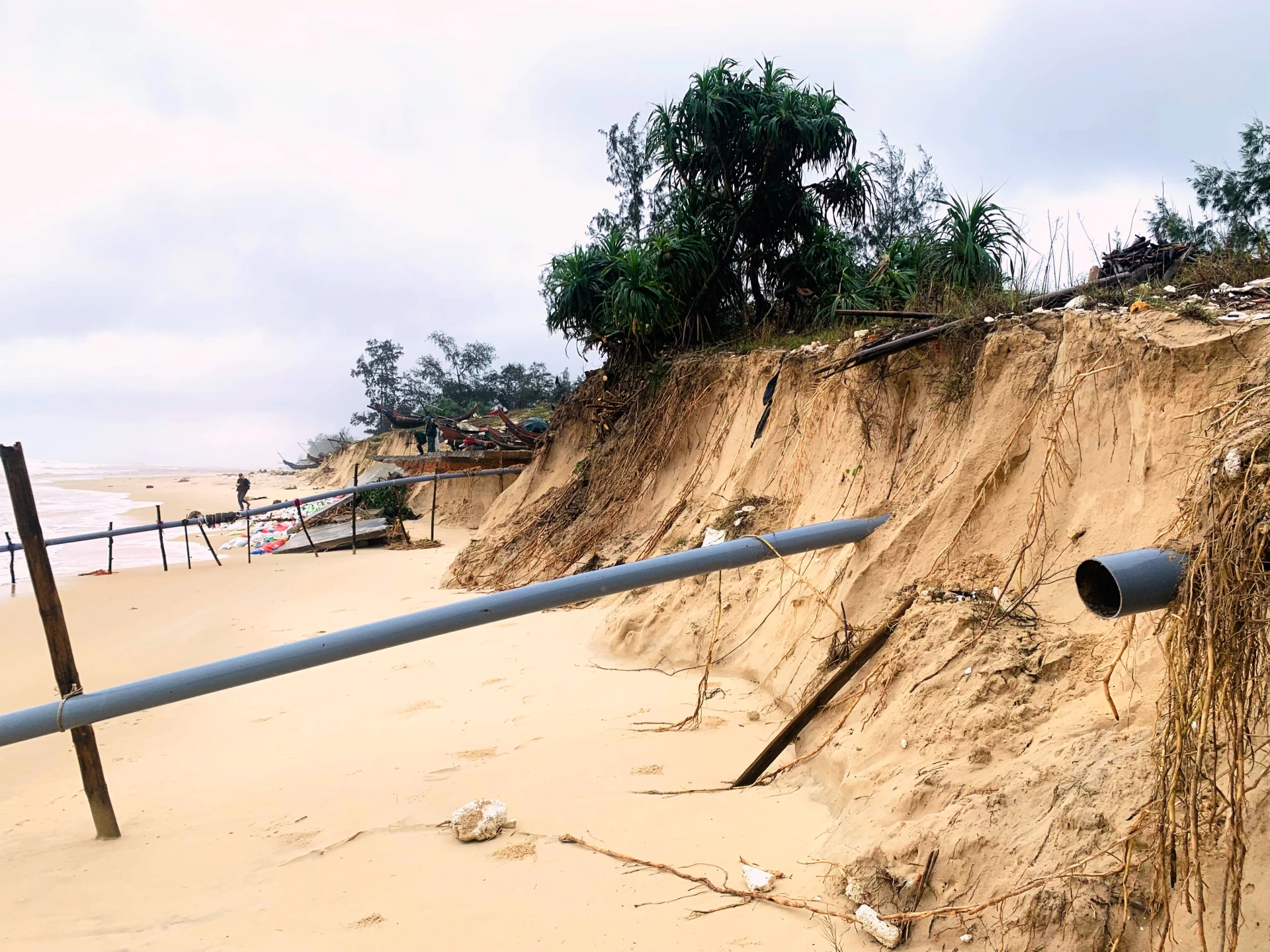 Chính quyền và người dân thôn 6, xã Triệu Cơ mong muốn cấp trên sớm quan tâm khắc phục sạt lở bờ biển để yên tâm đánh bắt và nuôi trồng thủy hải sản - Ảnh: Đ.V