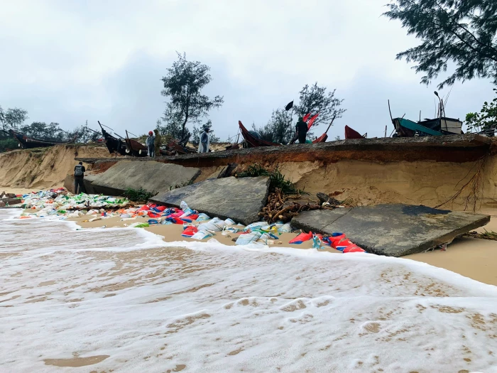 Nỗi lo biển 'nuốt' bờ ở xã Triệu Cơ