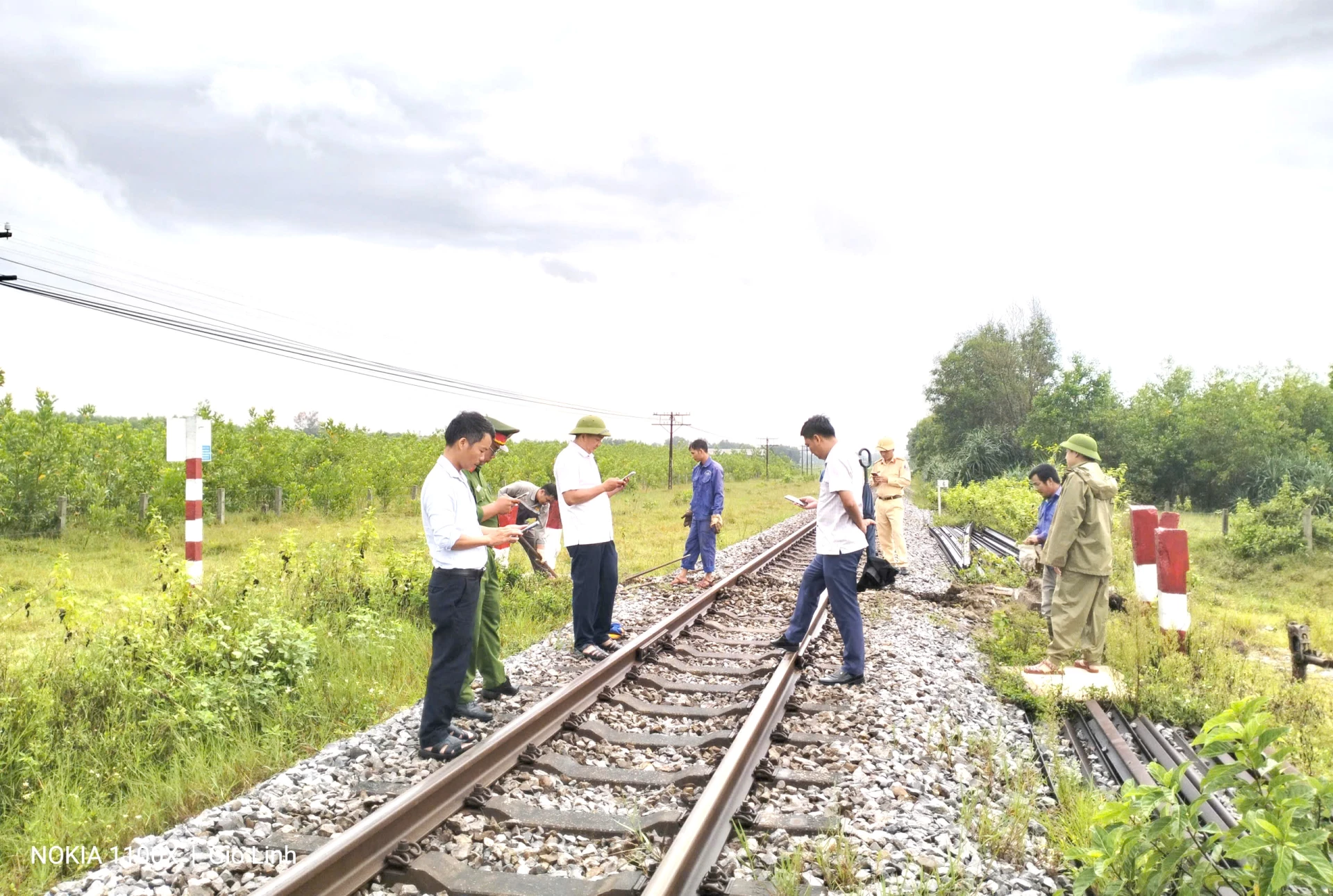 Đại diện cơ quan chức năng và chính quyền xã Gio Linh, các thôn Hà Thanh, Trúc Lâm phối hợp thực hiện việc xóa bỏ lối đi tự mở qua đường sắt trên địa bàn     - Ảnh: Đ.V