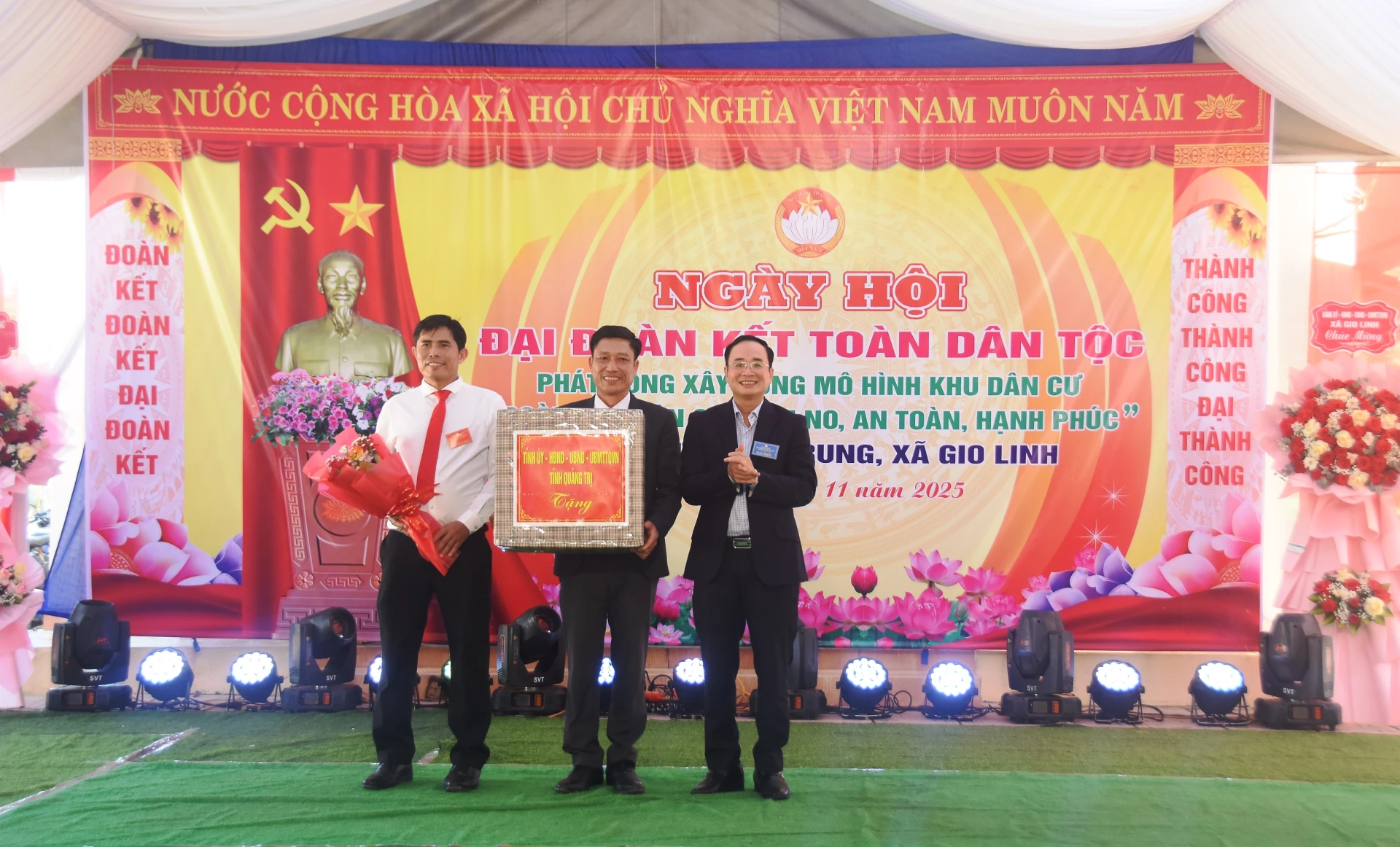 Đại diện lãnh đạo tỉnh trao tặng quà cho khu dân cư Hà Trung, xã Gio Linh - Ảnh: ĐV