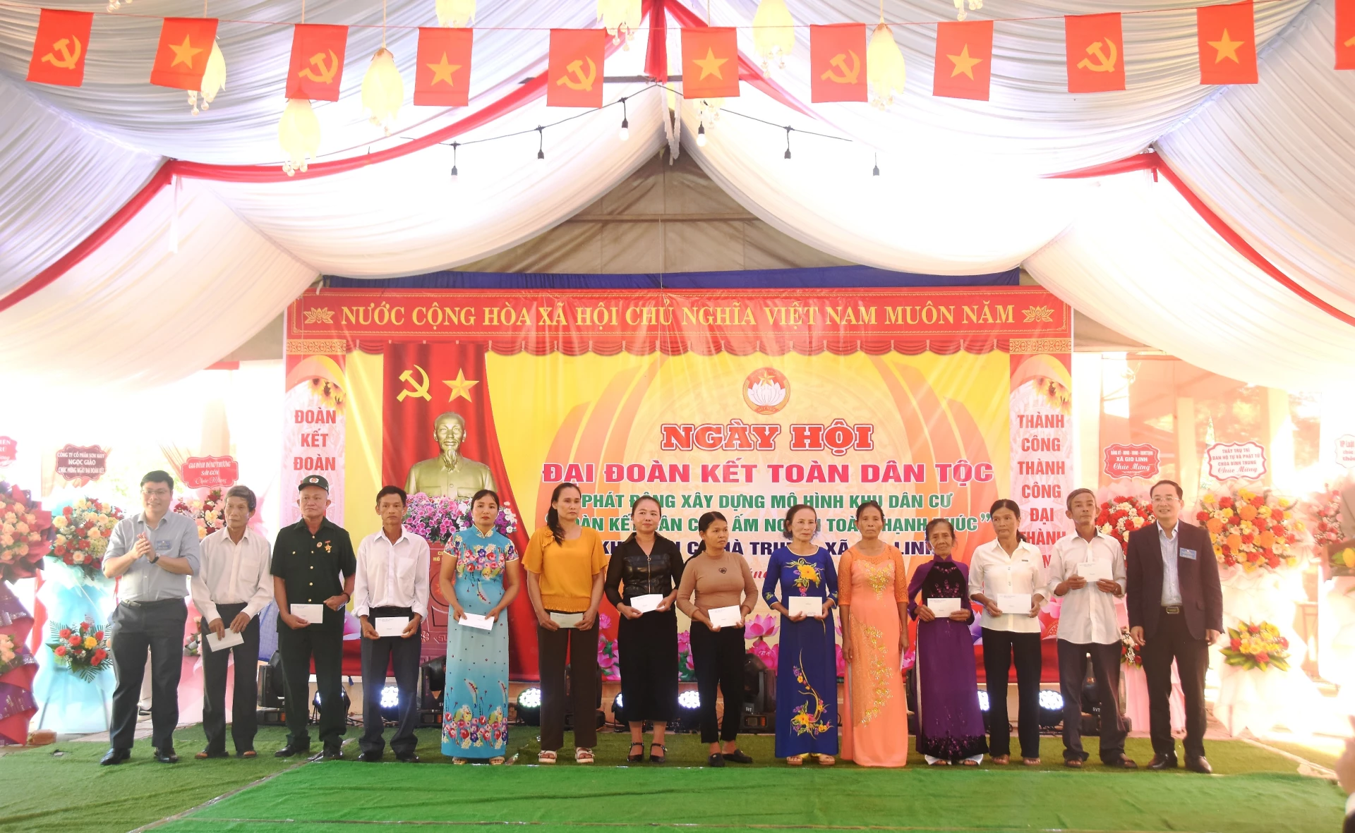 Đại diện lãnh đạo tỉnh trao quà cho các hộ gia đình có hoàn cảnh khó khăn ở khu dân cư Hà Trung - Ảnh: ĐV