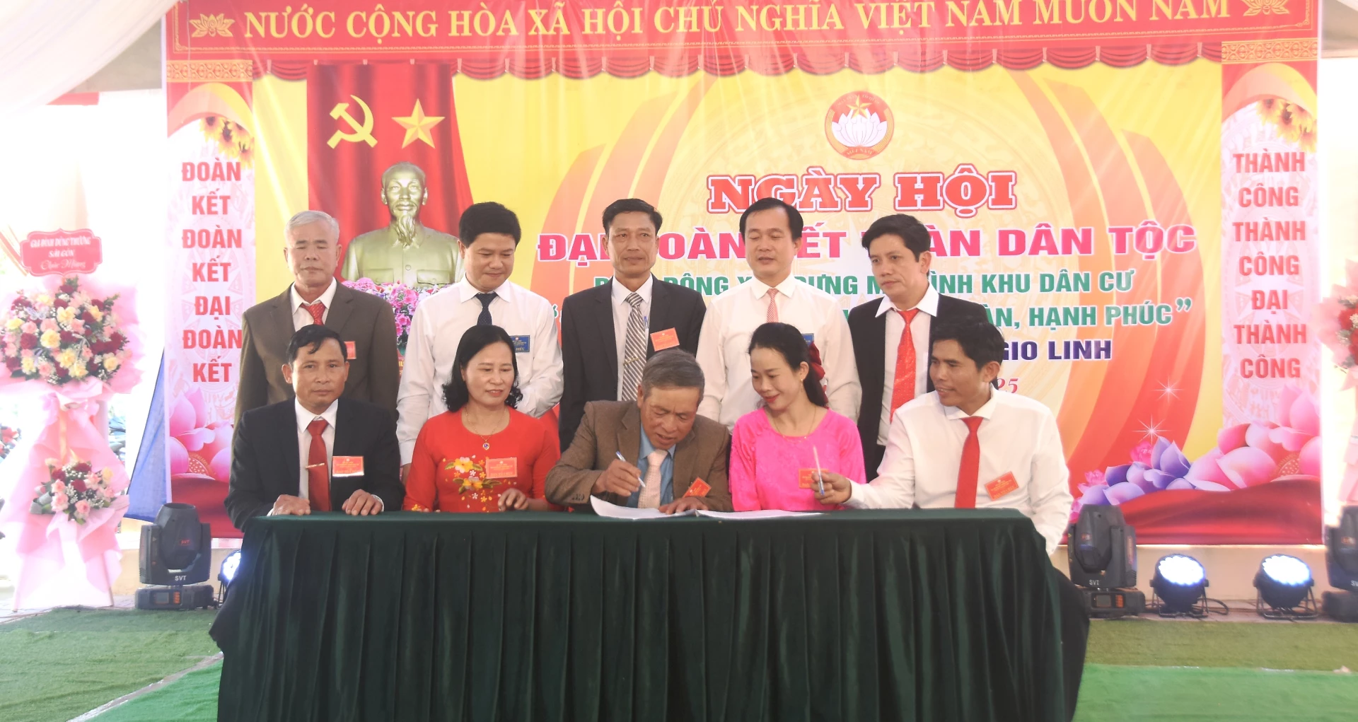 Khu dân cư Hà Trung ký cam kết thực hiện xây dựng mô hình khu dân cư “Đoàn kết, dân chủ, ấm no, an toàn, hạnh phúc” - Ảnh: ĐV