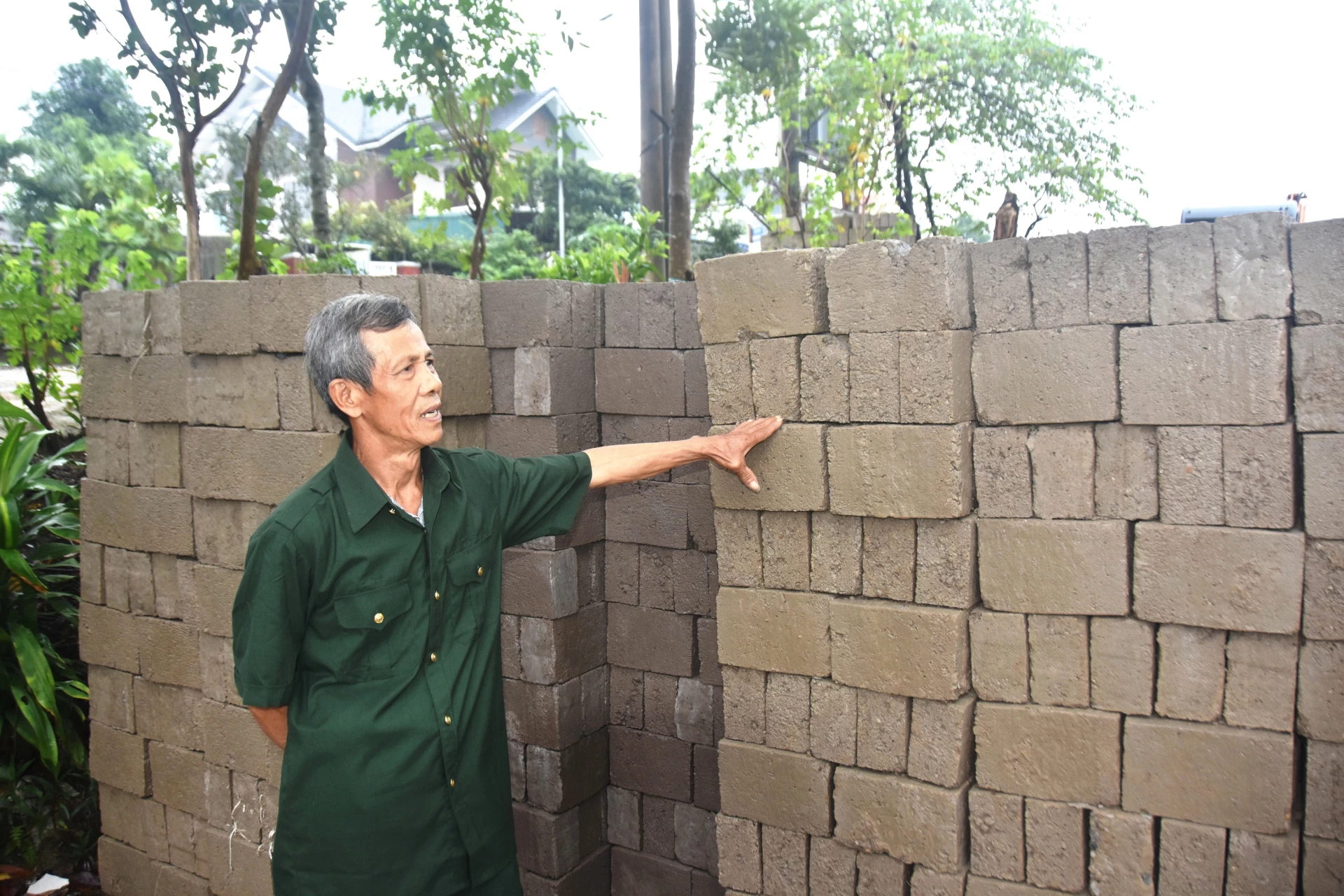 Cựu chiến binh Nguyễn Văn Minh, phường Đông Hà nỗ lực vươn lên thoát nghèo từ mô hình đúc bờ lô - Ảnh: Đ.V