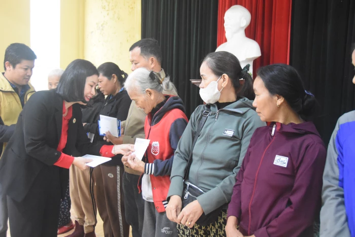 Trao hỗ trợ cho 240 hộ gia đình bị thiệt hại do mưa lũ tại 2 xã Diên Sanh, Vĩnh Định