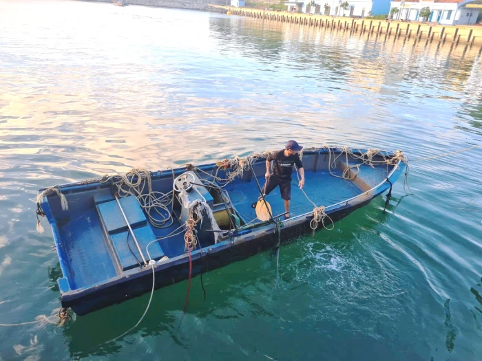 Đặc khu Cồn Cỏ: Phát hiện một chiếc thuyền composite trôi dạt trên biển