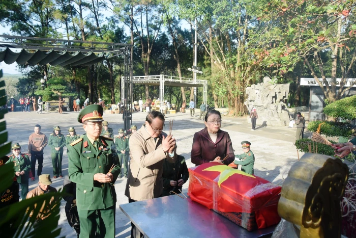 Truy điệu, bàn giao hài cốt liệt sĩ về quê và tặng quà cho 21 Mẹ Việt Nam anh hùng